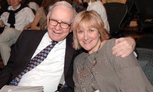 susie-buffett-njhl-1423-1600791465.jpg