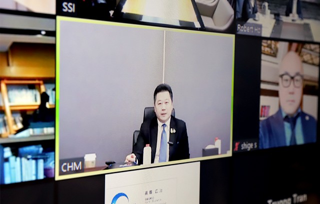 Ông Soopakij Chearavanont, Chủ tịch của Tập đoàn CP và một số đại diện các đối tác trong buổi ký kết trực tuyến. Ảnh: N.M