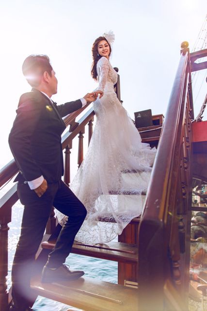 Đám cưới độc nhất vô nhị, hạn chế số lượng khách mời, ảnh cưới đẹp như phim, trăng mật lý tưởng và không gian tiệc tùng sáng tạo là 5 lý do để du khách cân nhắc việc tổ chức đám cứoi trên du thuyền. 