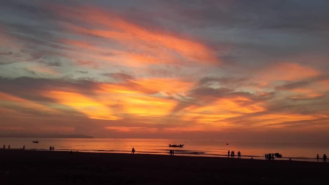 Bình minh trên biển Mỹ Khê Quảng Ngãi.