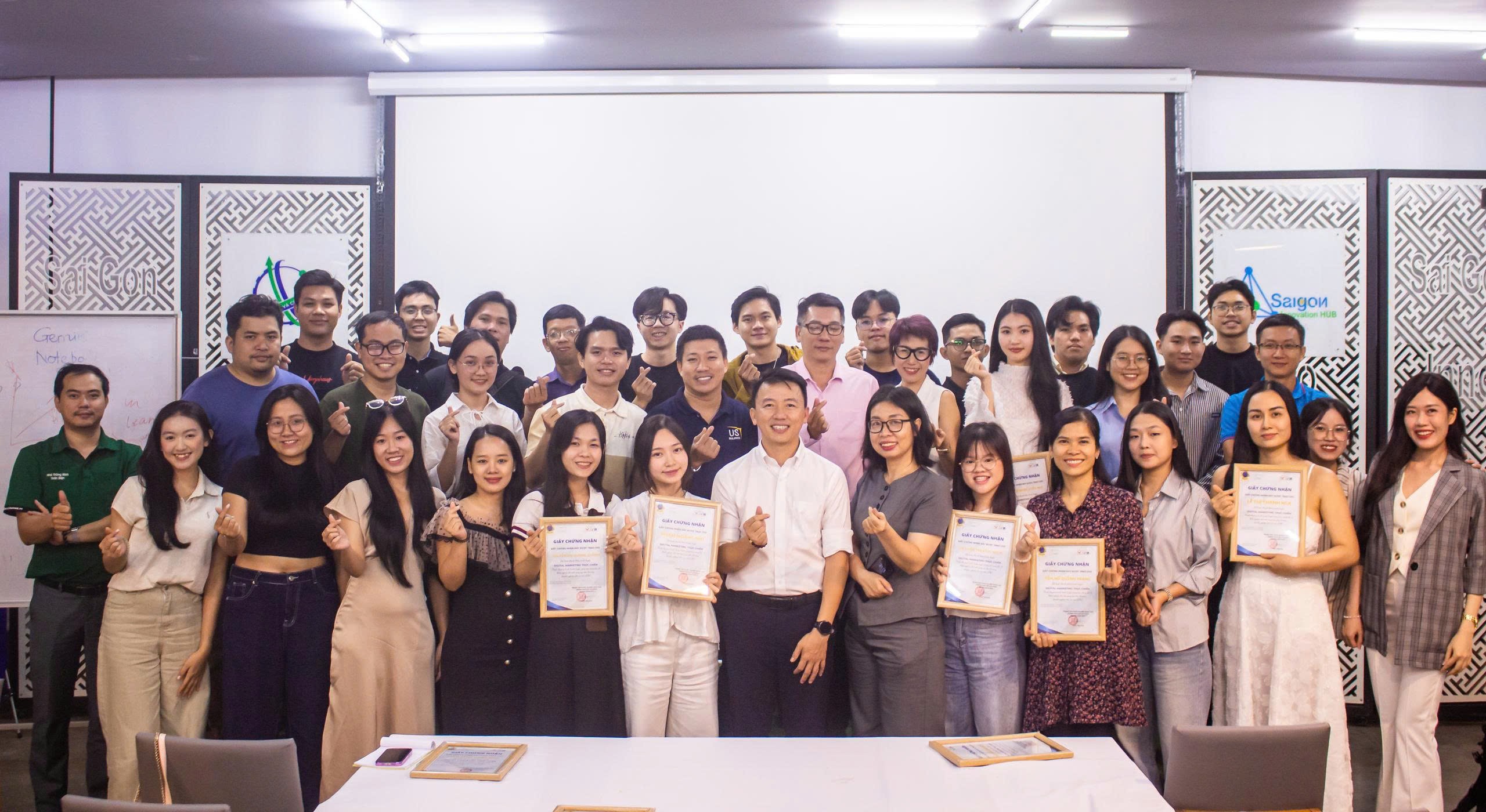 Kết thúc khóa đào tạo Startup MasterTrack, các doanh nghiệp hoàn thành các tiêu chí được cấp chứng chứng nhận từ SIHUB