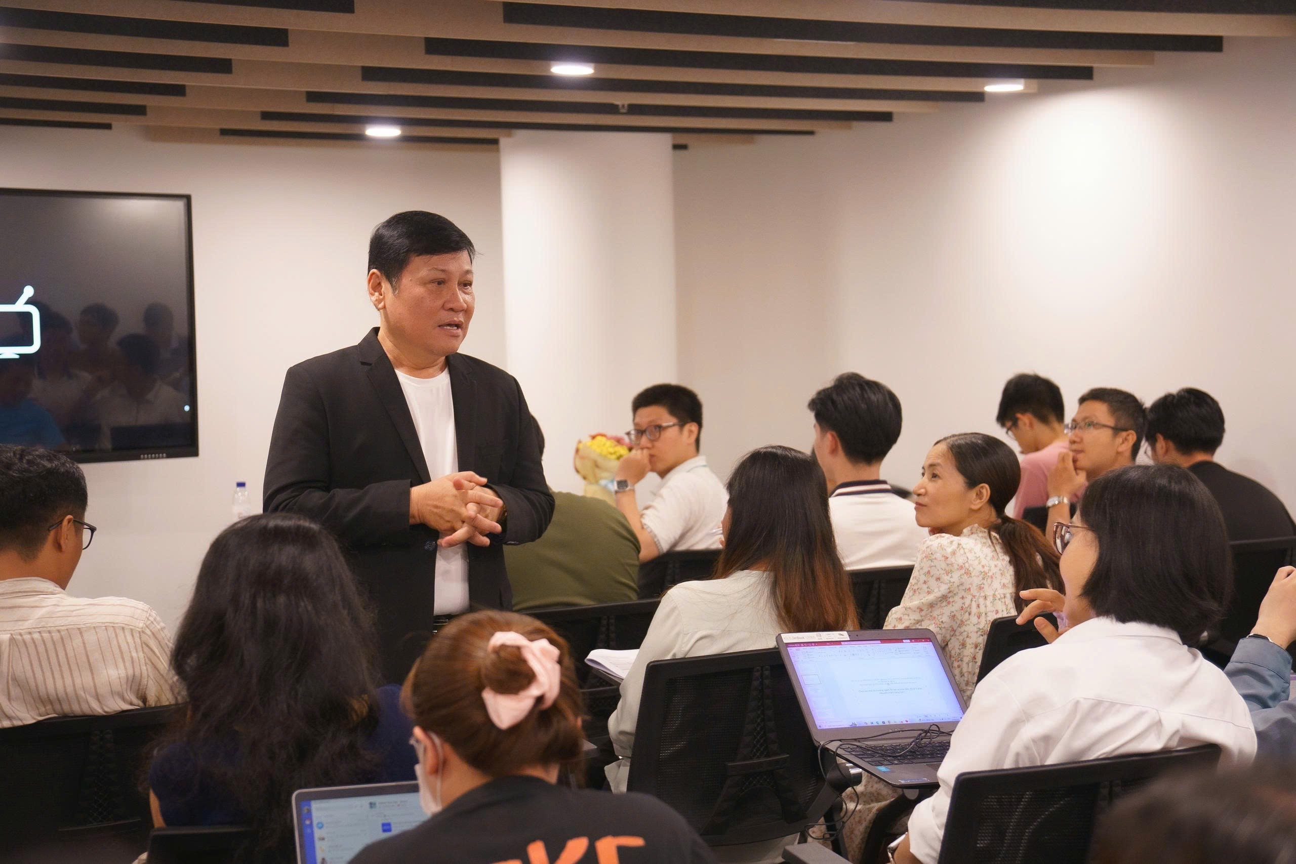 Học viên Startup MasterTrack rất tâm đắc với phần chia sẻ của Tiến sĩ Hồ Hán Dân