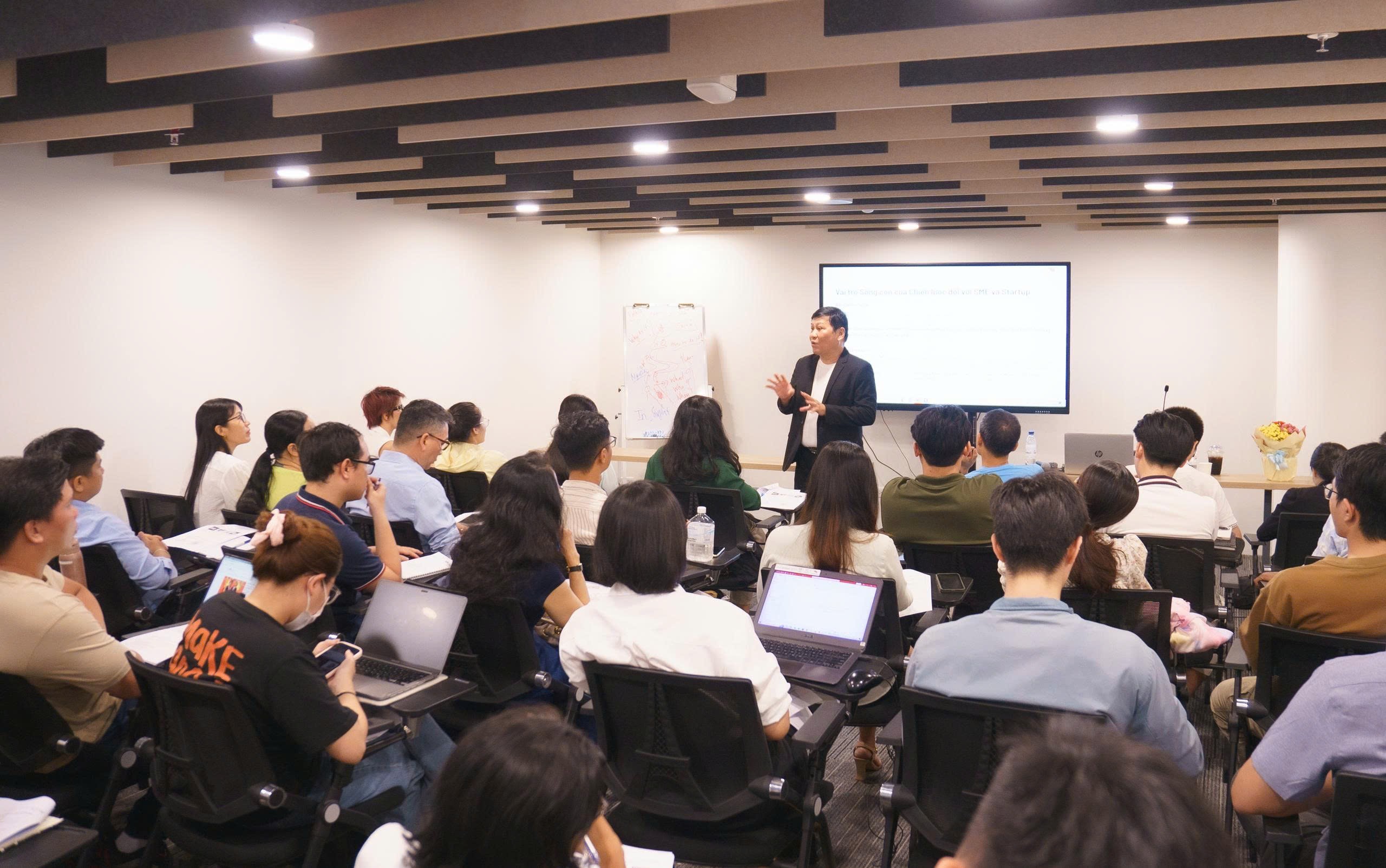 Tiến sĩ Hồ Hán Dân là một trong các chuyên gia đào tạo trong chuyên đề Quản trị Chiến lược Doanh nghiệp - Startup MasterTrack 2025