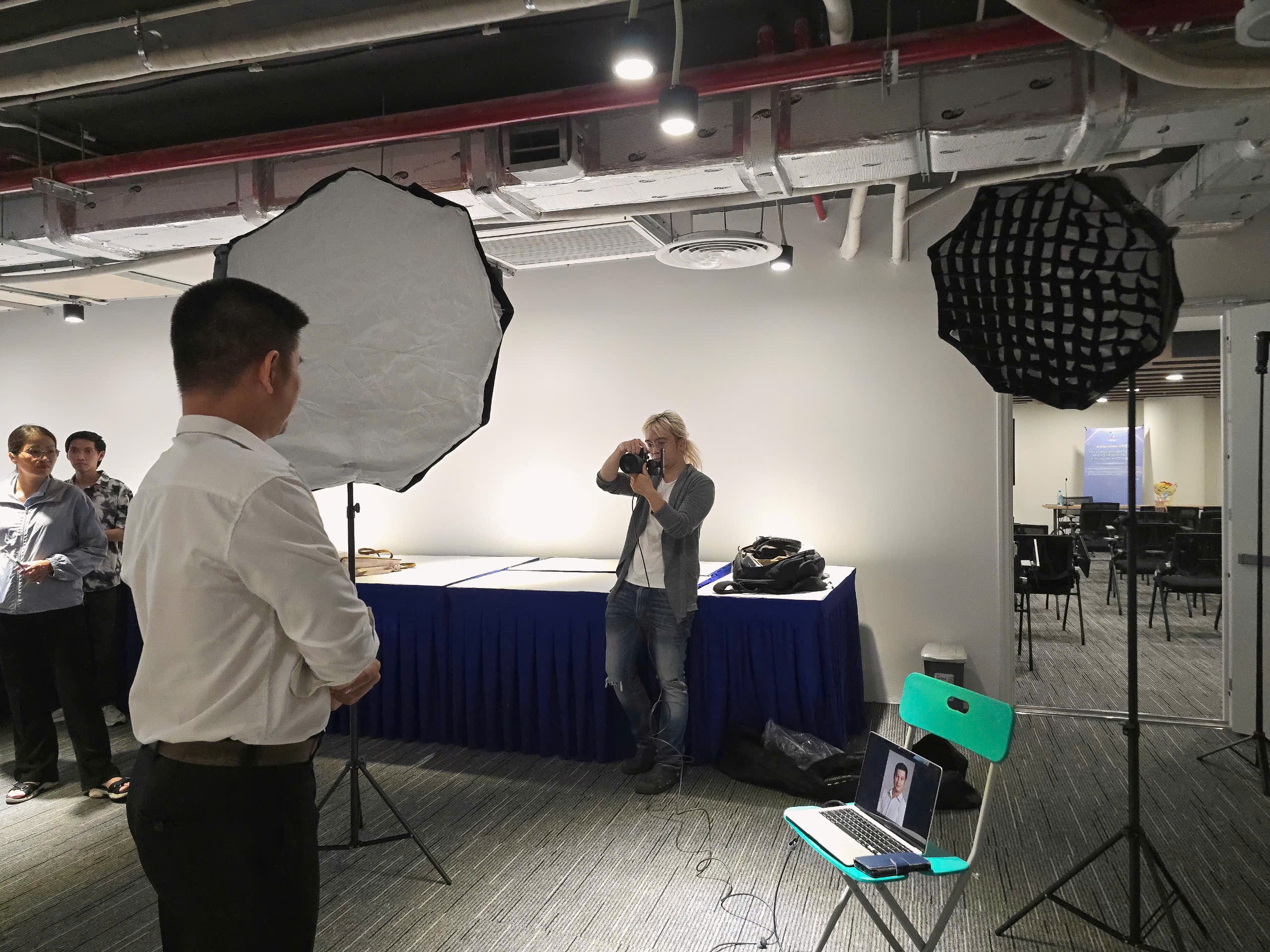 Anh Lao Minh Quân chụp ảnh profile cho học viên Startup MasterTrack