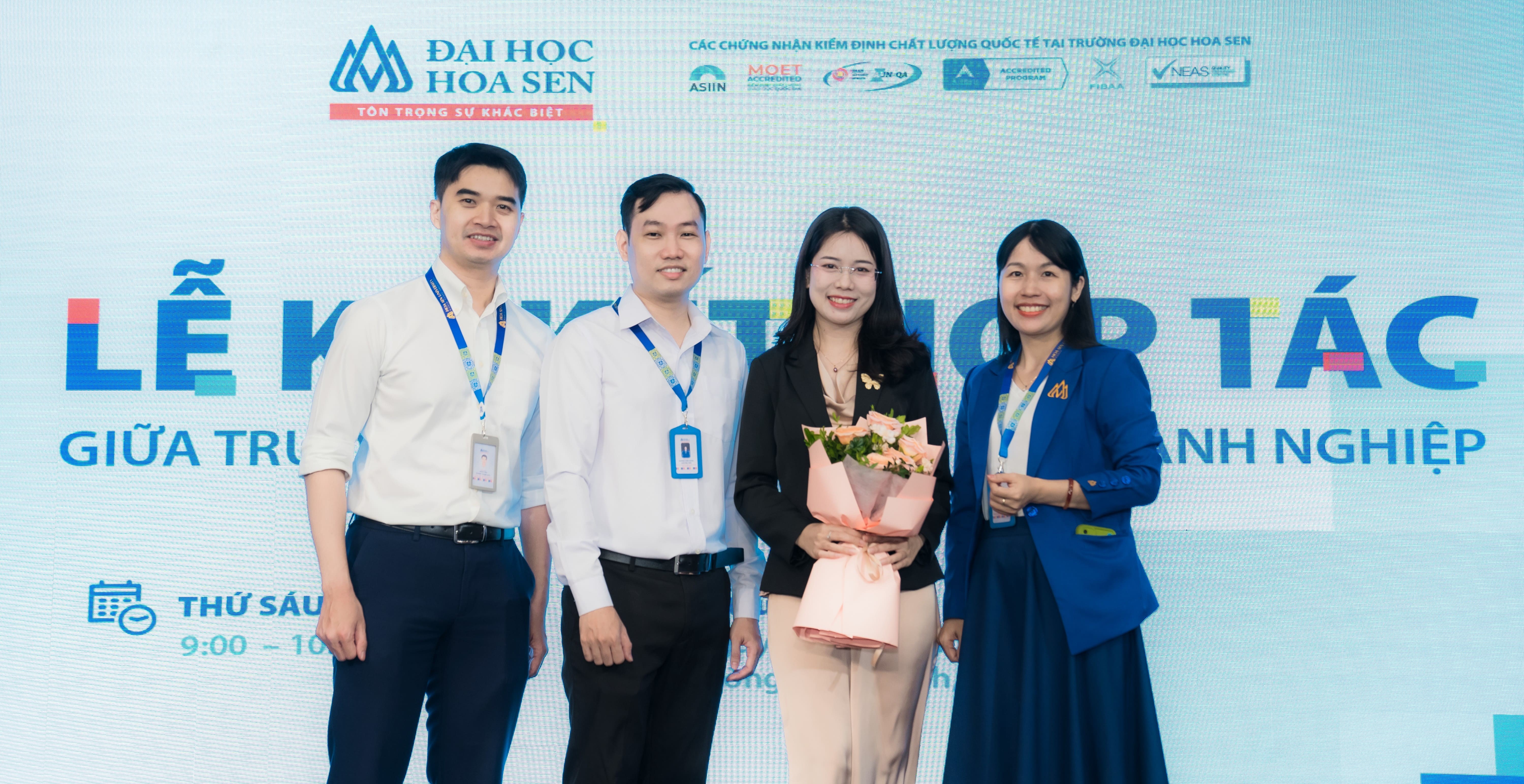 Đại diện Học viện Kỹ năng VTALK - Bà Võ Thị Mỹ Duyên cùng đại diện Đại học Hoa Sen - Bà Trần Thị Mai, Phụ trách Quan hệ Doanh nghiệp
