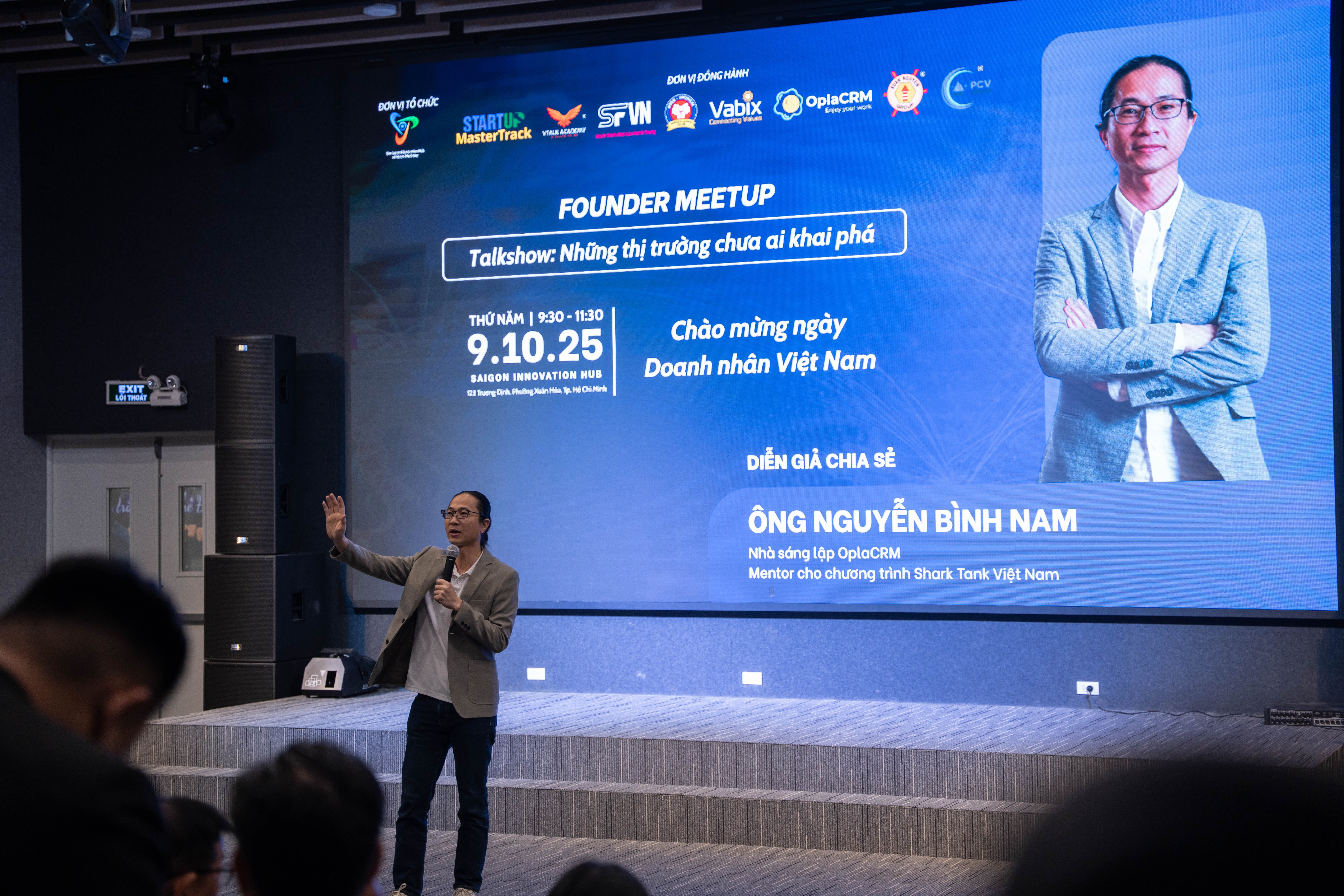 Doanh nhân Nguyễn Bình Nam - nhà sáng lập kiêm CEO của OplaCRM – nền tảng quản trị khách hàng do người Việt phát triển chia sẻ tại Founder Meetup