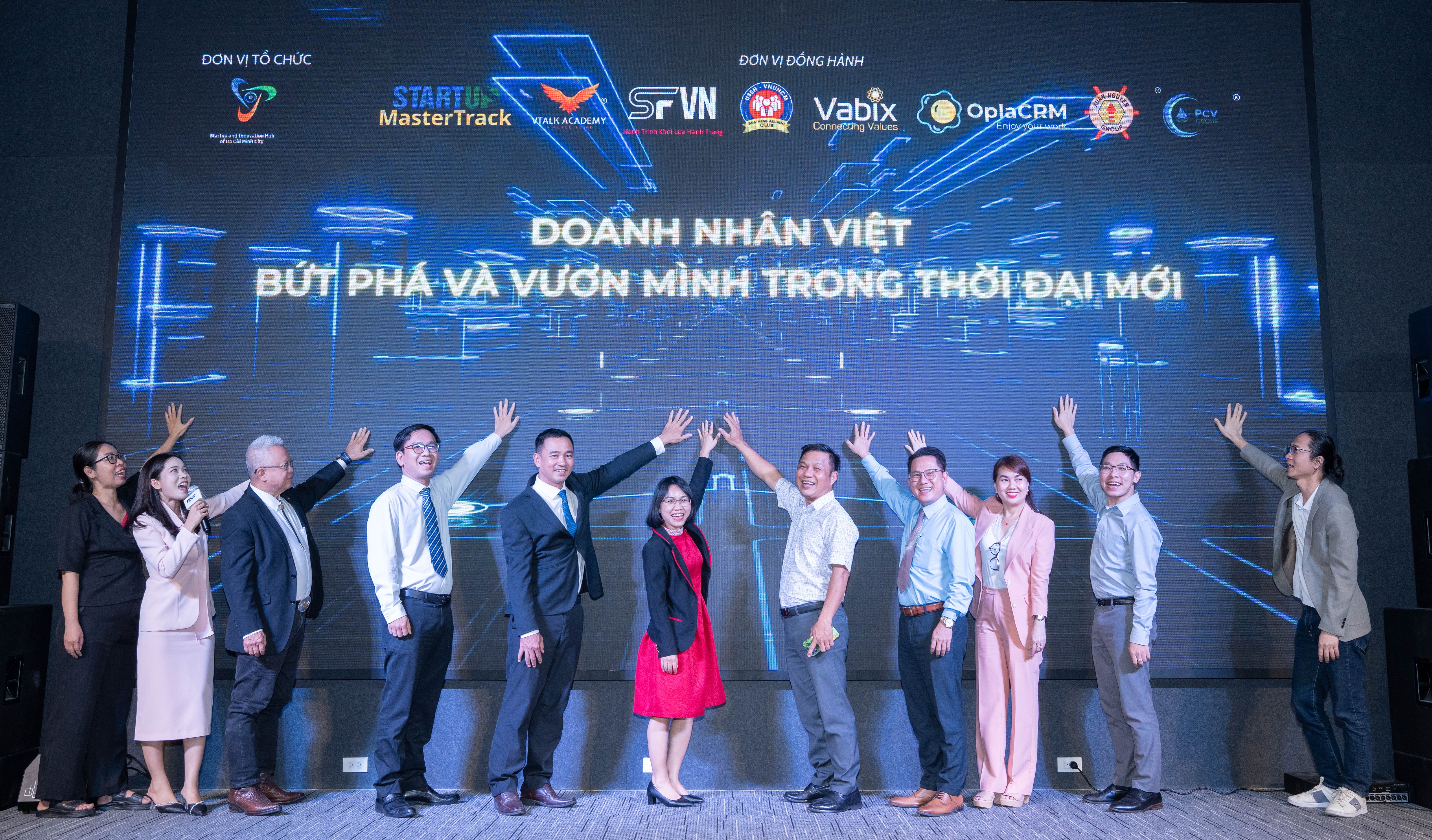 Nghi thức “Ready to Fly” được đại diện SIHUB, VTALK, cùng các doanh nhân, chuyên gia, đại diện các đơn vị truyền thông, học viên chương trình Startup MasterTrack