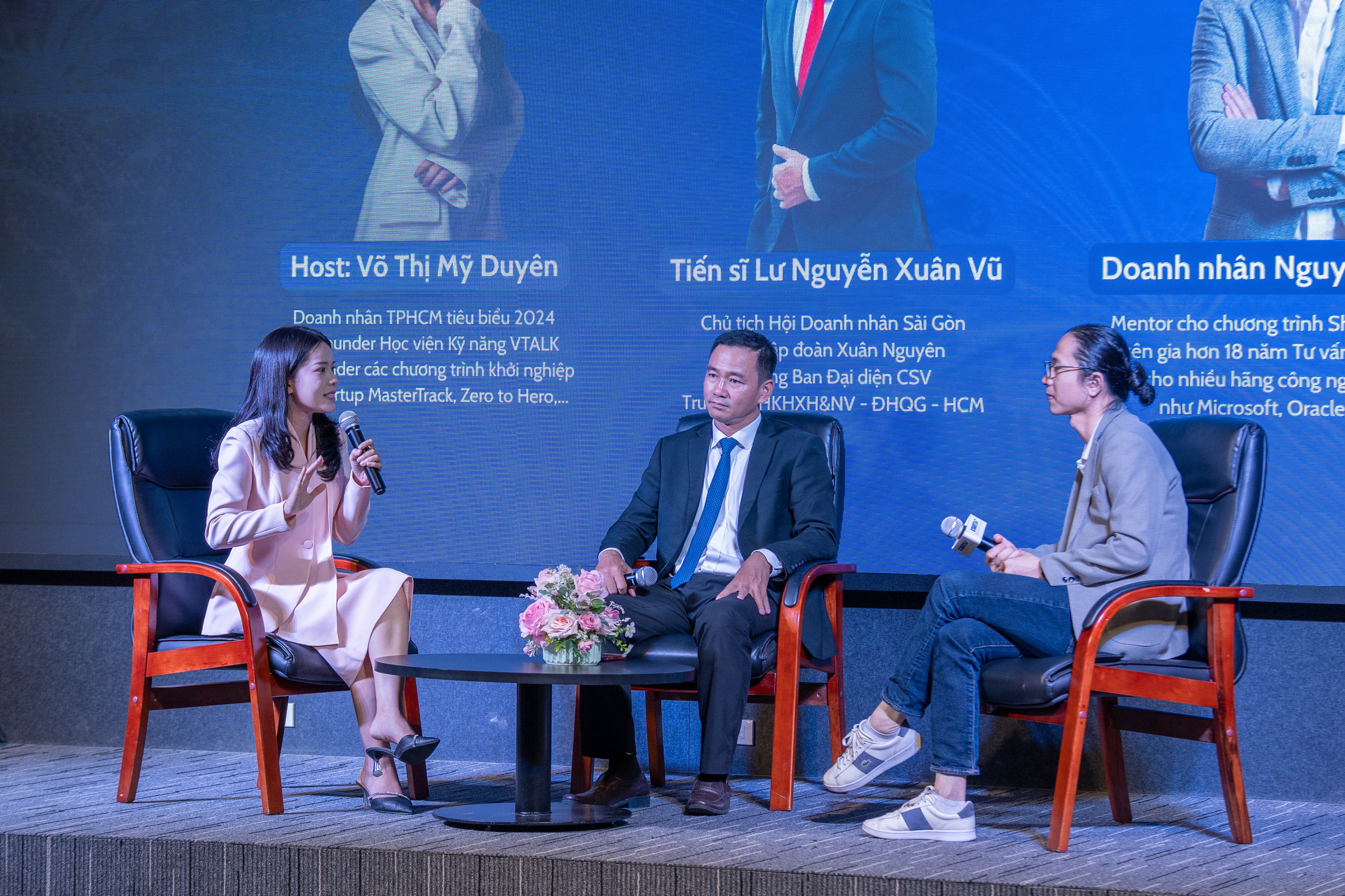 Host Võ Thị Mỹ Duyên - Doanh nhân TPHCM tiêu biểu 2024, đồng thời là nhà đồng sáng lập của nhiều thương hiệu và là gương mặt quen thuộc thường xuyên đồng hành cùng cộng đồng khởi nghiệp Việt Nam
