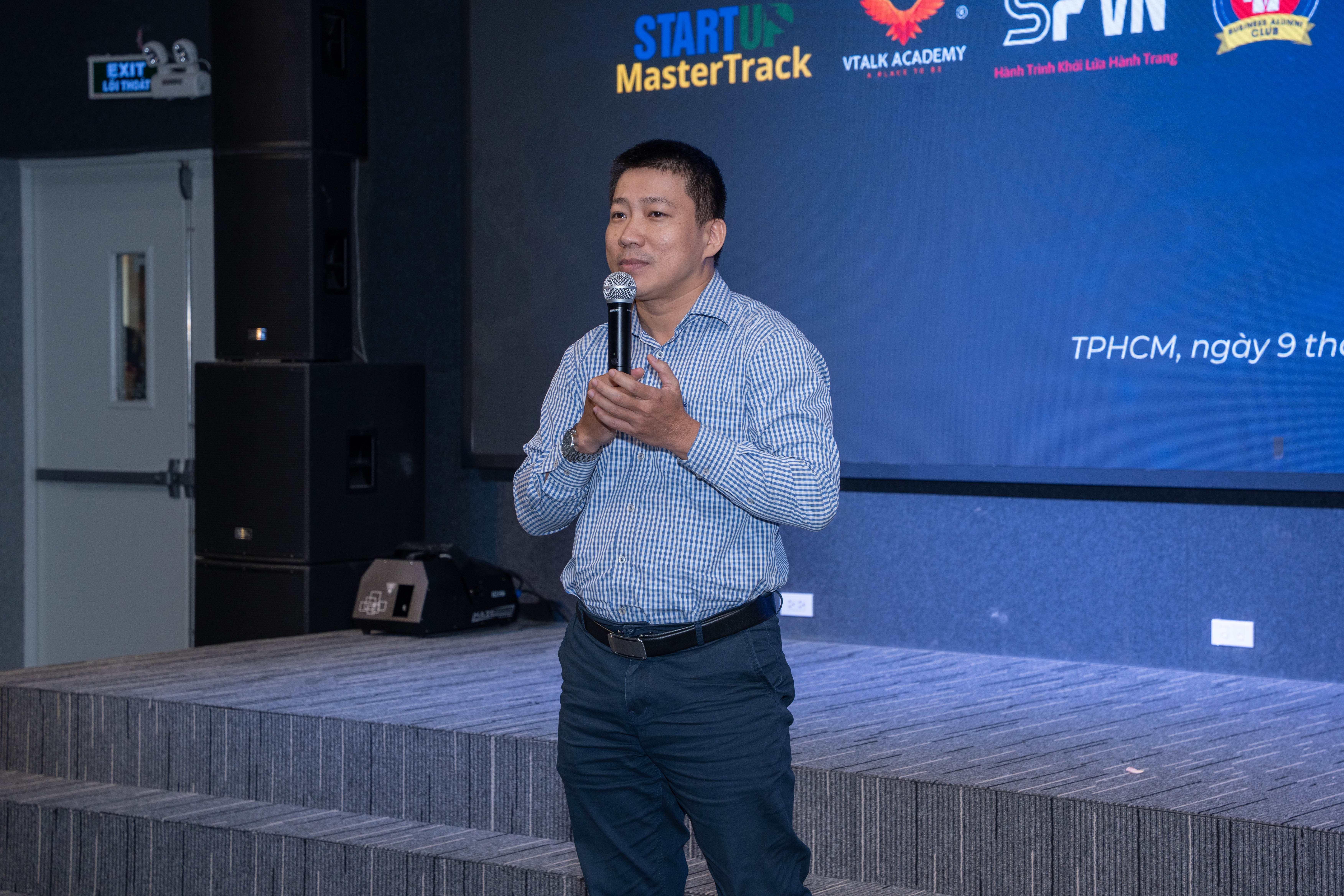Ông Phạm Hoàng Thi – Founder Công ty TNHH Nhà thép Universal Vietnam - đại diện học viên MasterTrack phát biểu