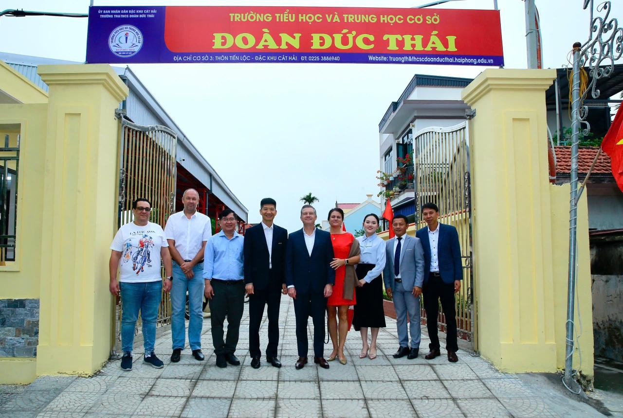 Đại diện APM Terminals và Cảng container quốc tế Hateco Hải Phòng (HHIT) chụp ảnh lưu niệm cùng Hiệu trưởng Trường Tiểu học và THCS Đoàn Đức Thái trong lễ khánh thành bể bơi huấn luyện, trang bị kỹ năng sống và ý thức an toàn cho học sinh địa phương