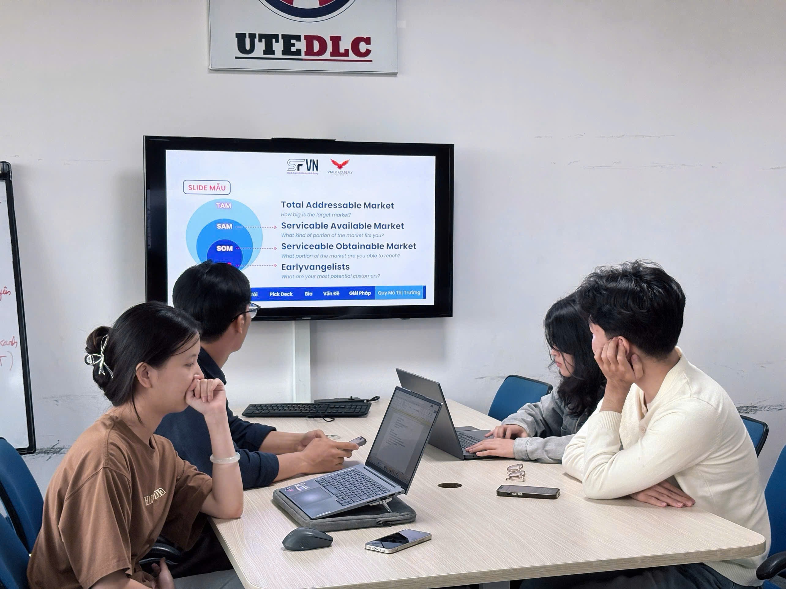 Các bạn sinh viên tích cực theo dõi nội dung đào tạo