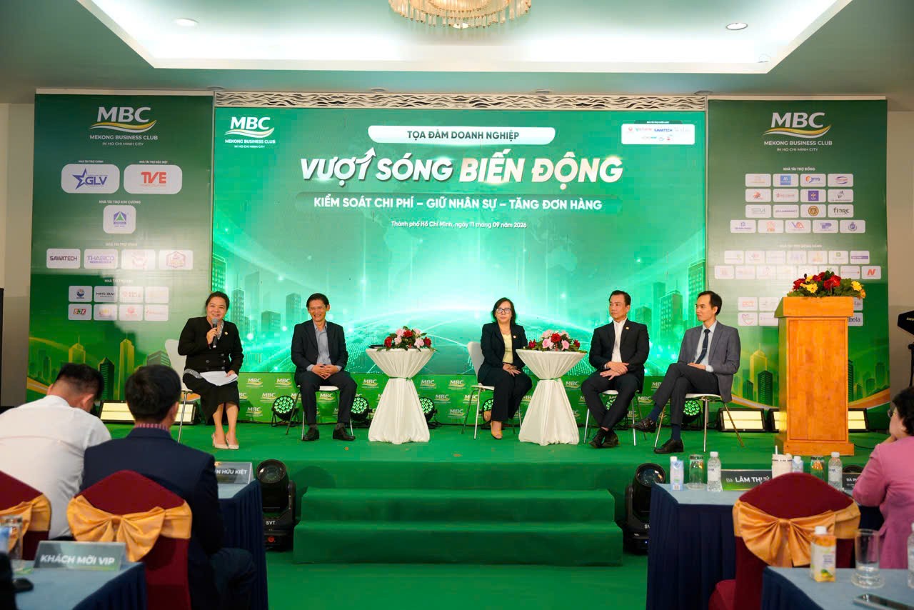 Chủ tịch MBC Lâm Thúy Ái (bìa trái) điều phối Tọa đàm.
