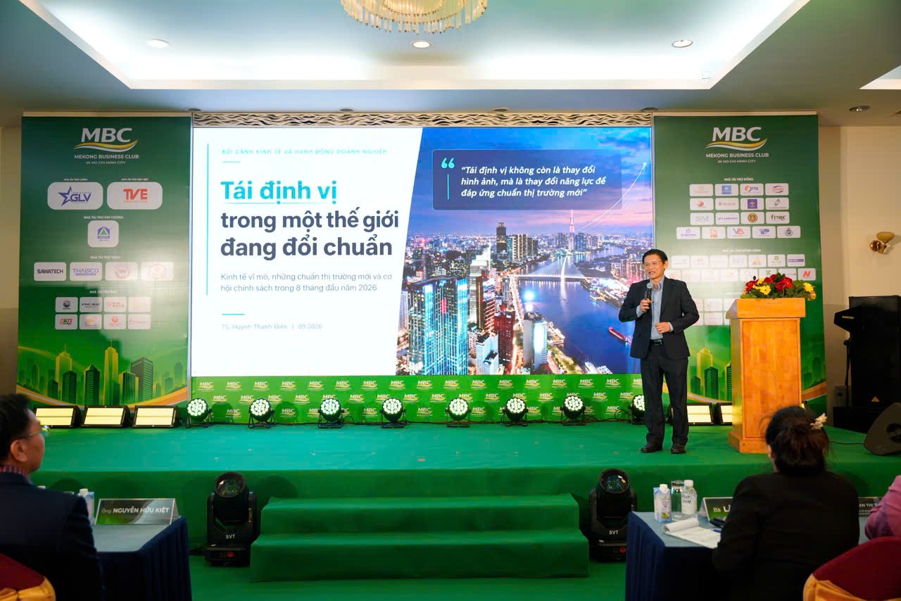 Nhiều thông tin quý giá đã được TS. Huỳnh Thanh Điền chia sẻ trong chuyên đề “Tái định vị trong một thế giới đang đổi chuẩn”.