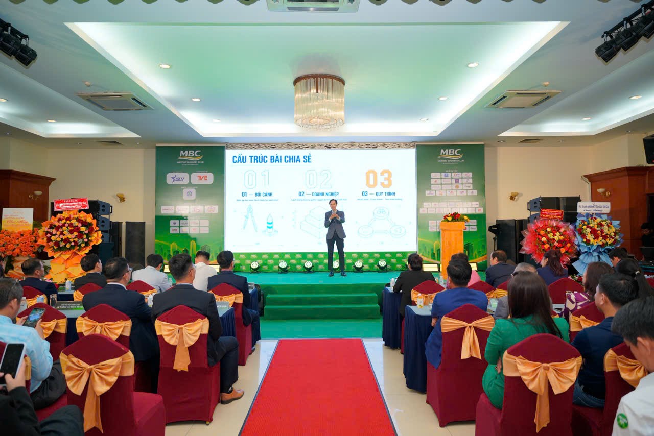 Với chuyên đề “Xây dựng thương hiệu cho doanh nghiệp ngành sản xuất - thương mại”, TS. Nguyễn Hải Minh đã mang đến nhiều ví dụ sinh động, đầy tính thực tế để đúc kết các bài học kinh nghiệm.