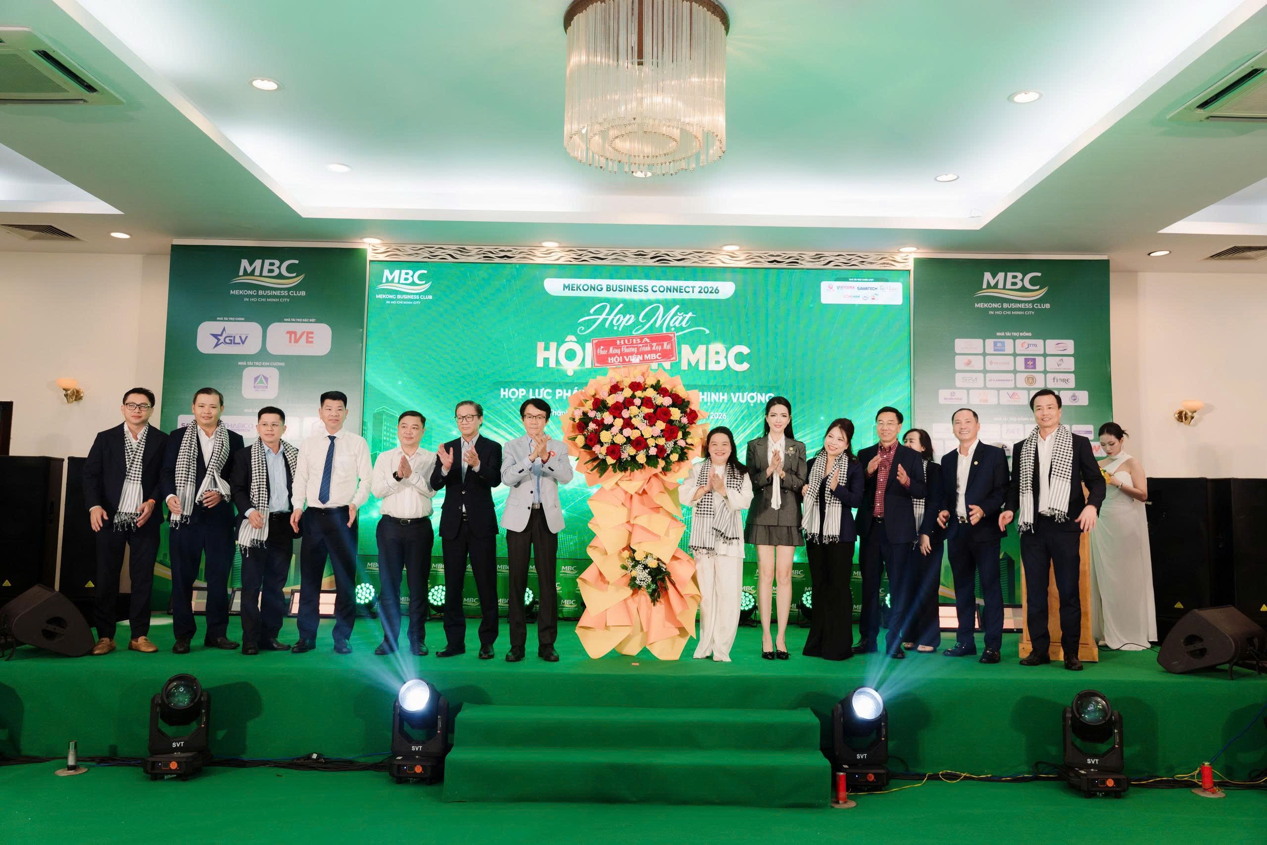 Các lãnh đạo tặng hoa, chúc mừng những thành quả của MBC.