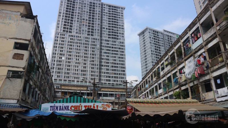 Sống run rẩy trong chung cư cũ nát
