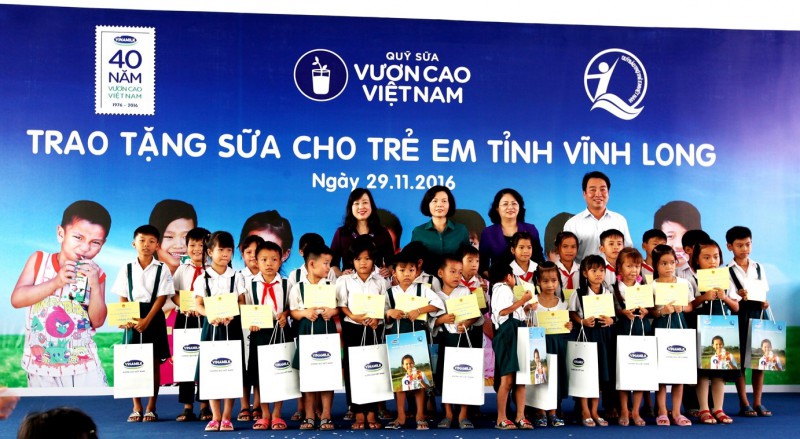 Quỹ sữa Vươn cao Việt Nam và Vinamilk tiếp tục trao tặng gần 130.000 ly sữa cho trẻ em tại Vĩnh Long - Báo Đà Nẵng điện tử