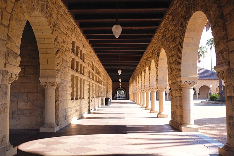 anh-bai-stanford-1-a-hallway-in-stanford-1636297296.jpg