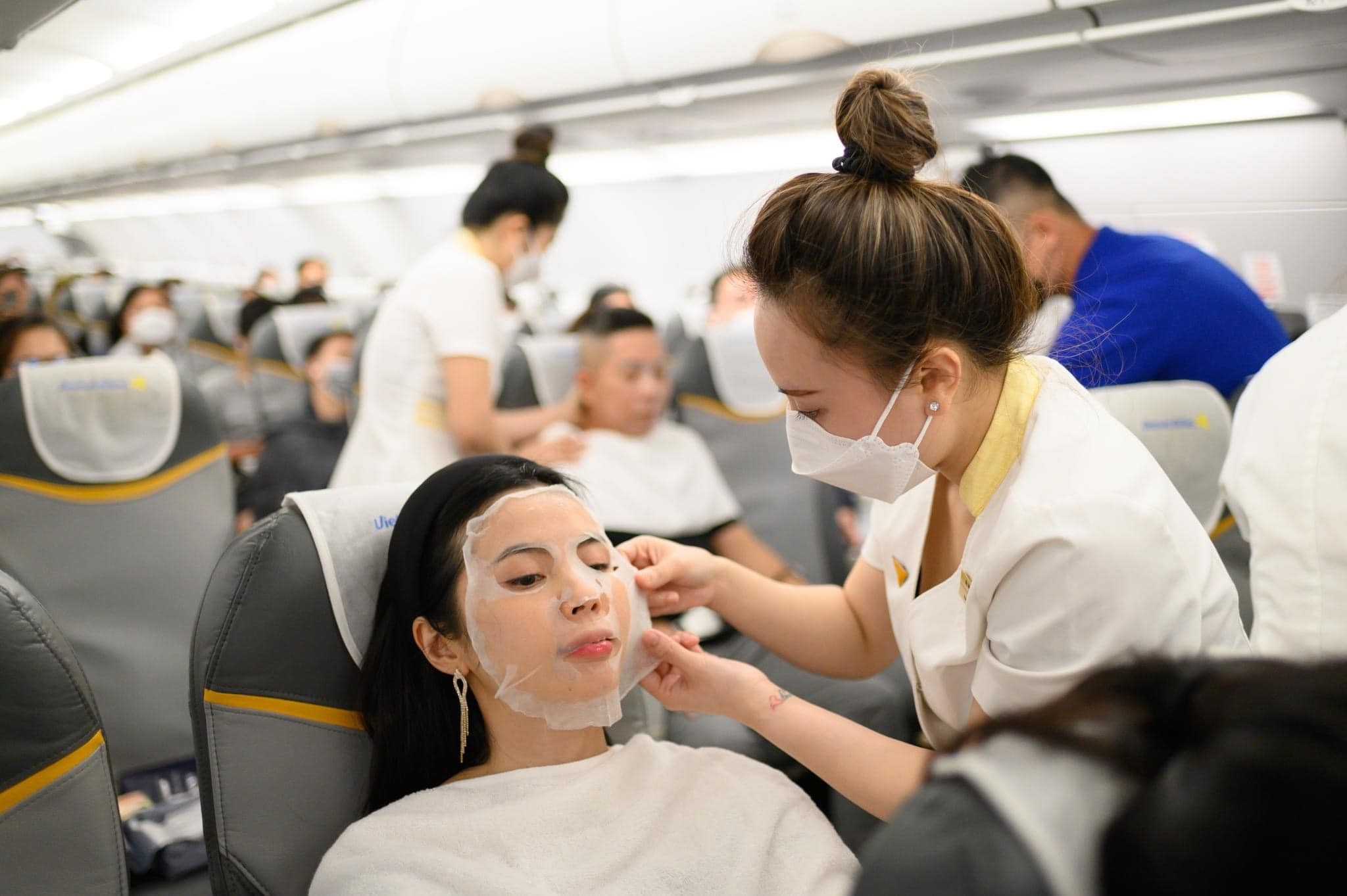 Một pha dịch vụ 'cồng kềnh' đến từ Vietravel Airlines: Dưỡng da, đắp mặt nạ cho khách nữ... ở ngay trên máy bay?