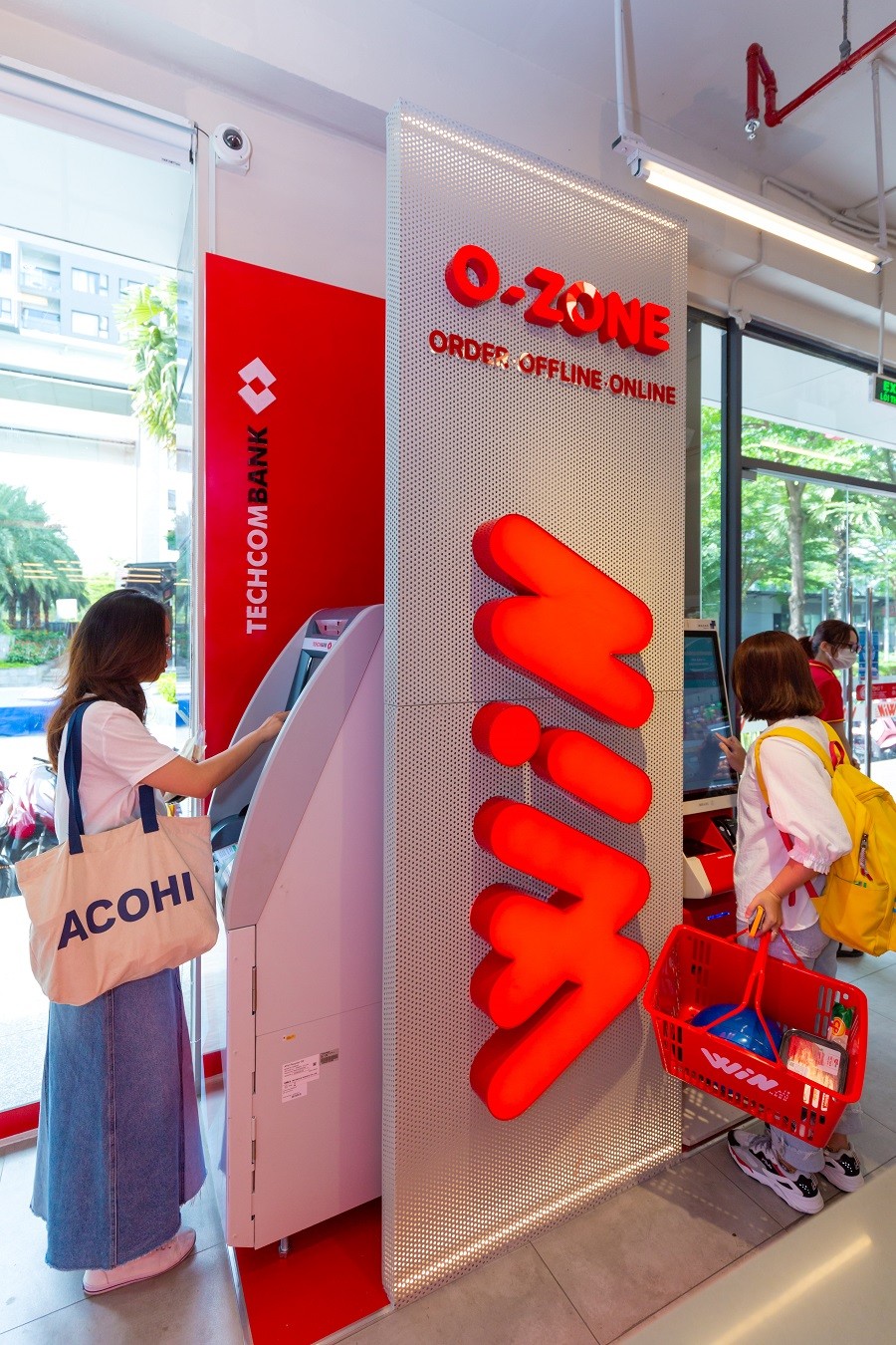 khach-hang-su-dung-he-thong-cdm-the-he-moi-cua-techcombank-va-dat-tra-ca-phe-phuc-long-tai-khu-vuc-o-zone-trong-cua-hang-win-1662708027.JPG