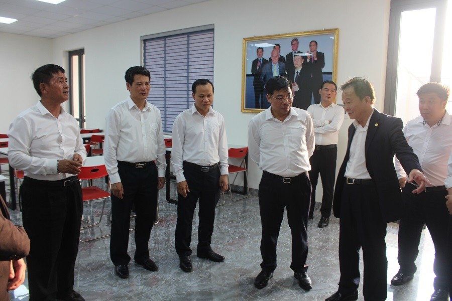 lanh-dao-tinh-bac-giang-va-ong-do-quang-hien-chu-tich-uy-ban-chien-luoc-tap-doan-tt-group-tham-co-so-vat-chat-cua-trung-tam-dao-tao-bong-da-tre-bac-giang-1663307105.JPG