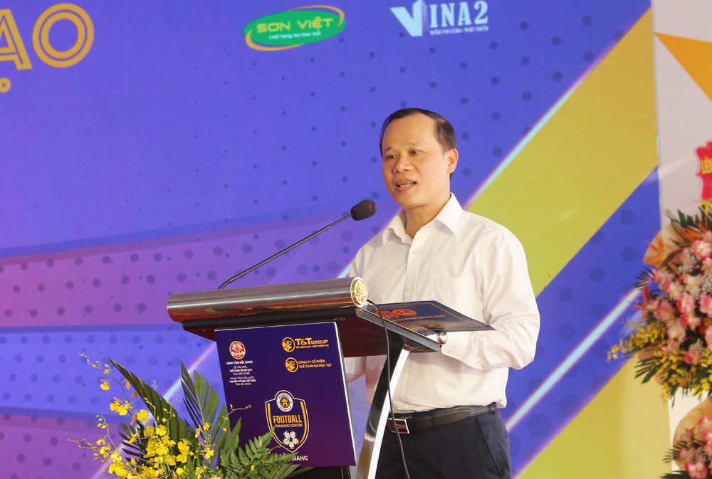 ong-mai-son-pho-chu-tich-thuong-truc-ubnd-tinh-bac-giang-tin-tuong-trung-tam-dao-tao-bong-da-tre-bac-giang-se-la-mo-hinh-kieu-mau-trong-dao-tao-bong-da-tre-tai-viet-nam-1663307070.JPG