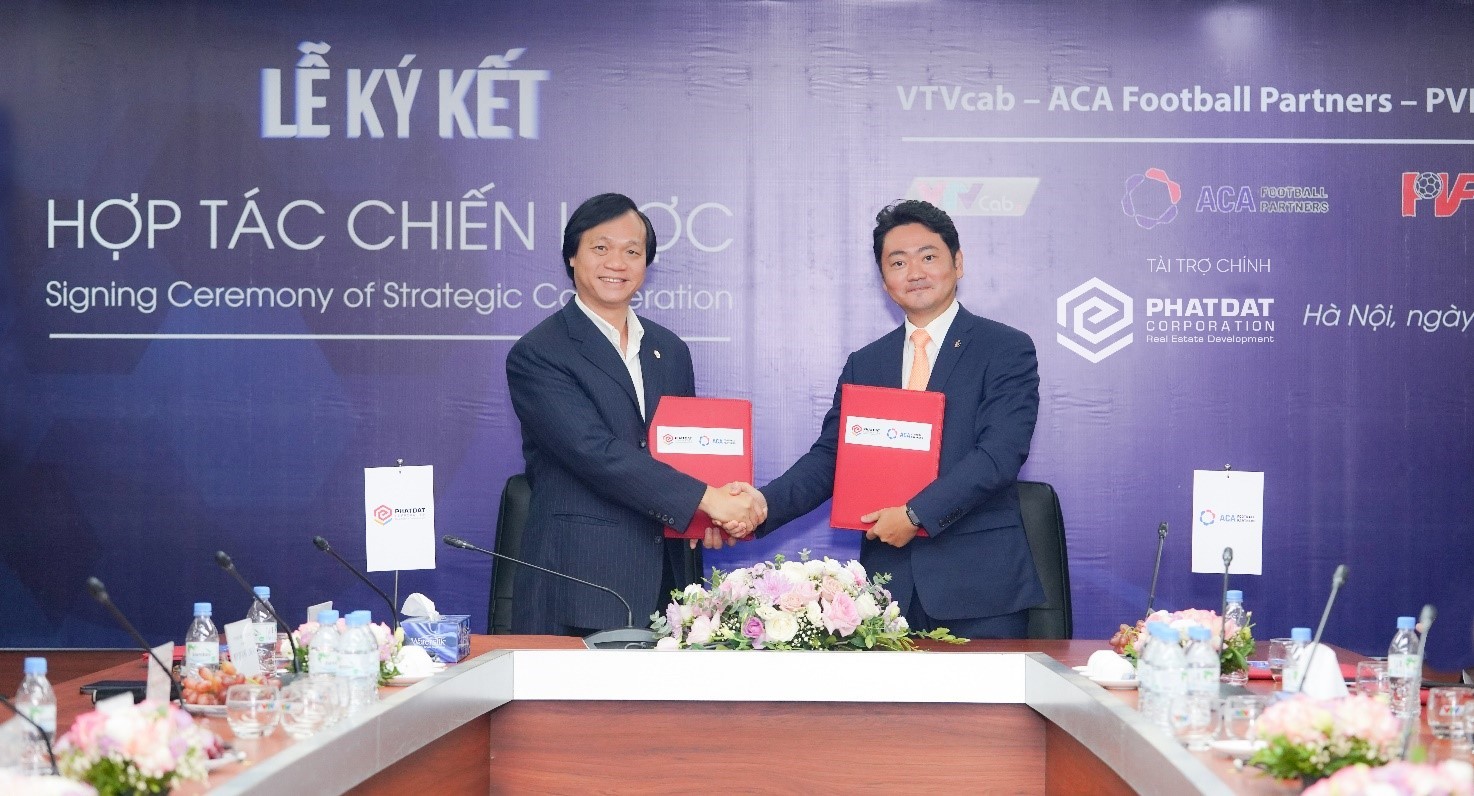 ong-bui-quang-anh-vu-tong-giam-doc-cong-ty-cp-phat-trien-bat-dong-san-phat-dat-trai-va-ong-hiroyuki-ono-tong-giam-doc-aca-football-partners-phai-tai-le-ky-ket-ngay-229-1663922384.jpg