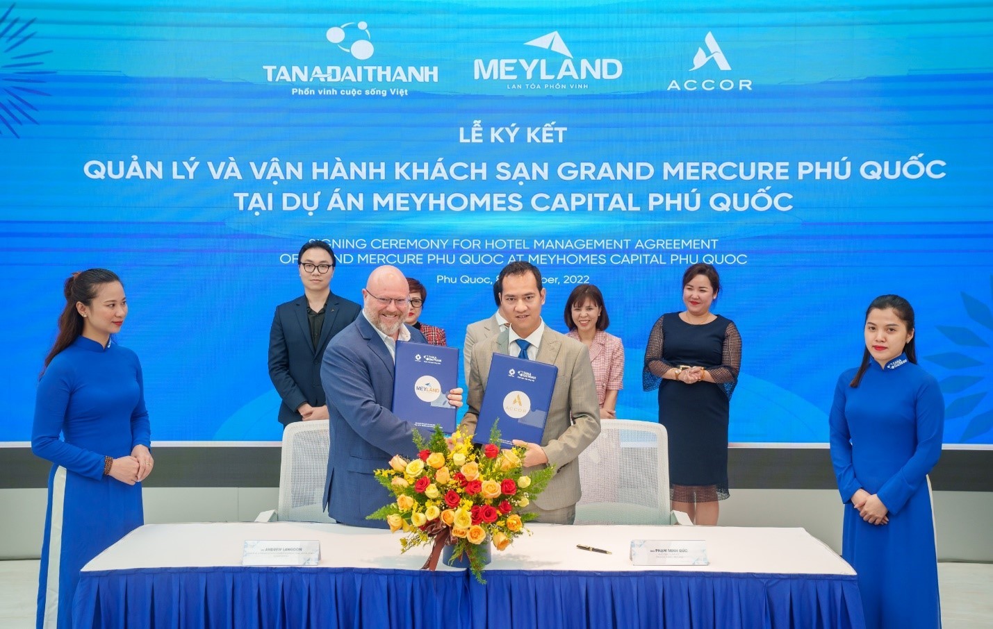 ong-pham-minh-duc-pho-tgd-tap-doan-tan-a-dai-thanh-va-ong-andrew-langdon-tong-giam-doc-accor-hotels-khu-vuc-chau-a-dai-dien-02-tap-doan-ky-ket-thoa-thuan-nguon-anh-tadt-1665288212.jpg