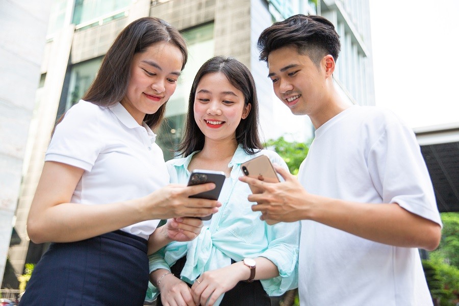 nguoi-dung-hao-hung-su-dung-saigonbank-mobile-banking-1666867812.jpg