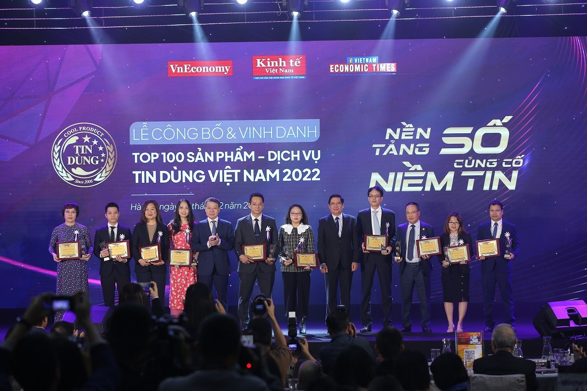 dai-dien-shinhan-finance-nhan-giai-thuong-top-10-tin-dung-viet-nam-2022-cho-ung-dung-quan-ly-tai-chinh-ishinhan-1-1670816403.JPG
