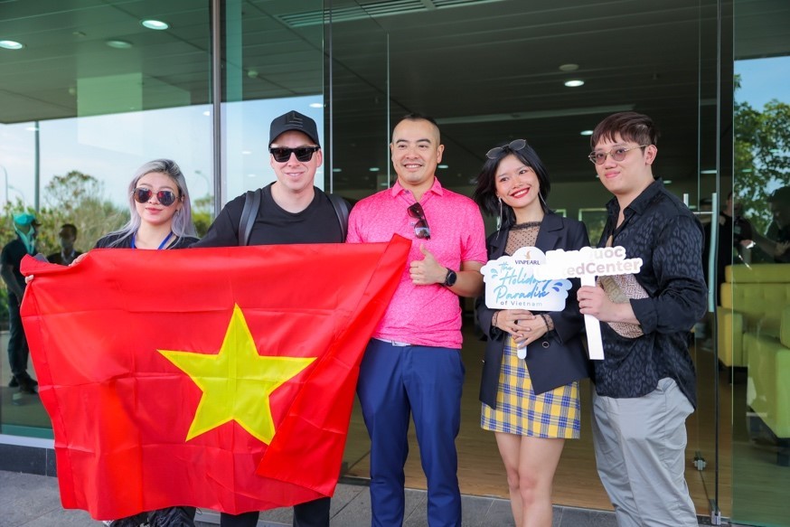 hao-huc-don-nhung-dj-quoc-te-dinh-dam-den-voi-sieu-quan-the-phu-quoc-united-center-1671272044.jpg