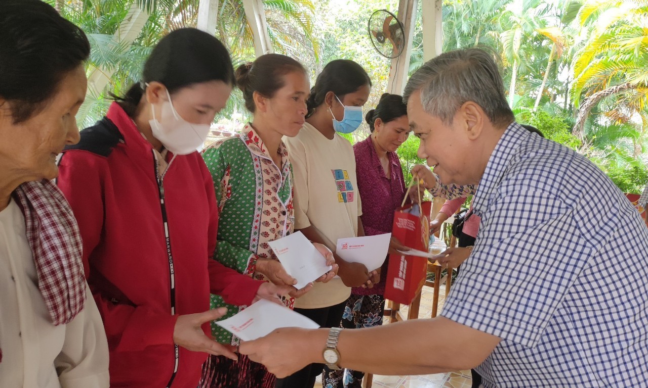 ong-le-van-khanh-chu-tich-hoi-dong-phat-trien-du-lich-tap-doan-sao-mai-tang-qua-cho-ho-ngheo-xa-an-hao-huyen-tinh-bien-1673840972.jpg