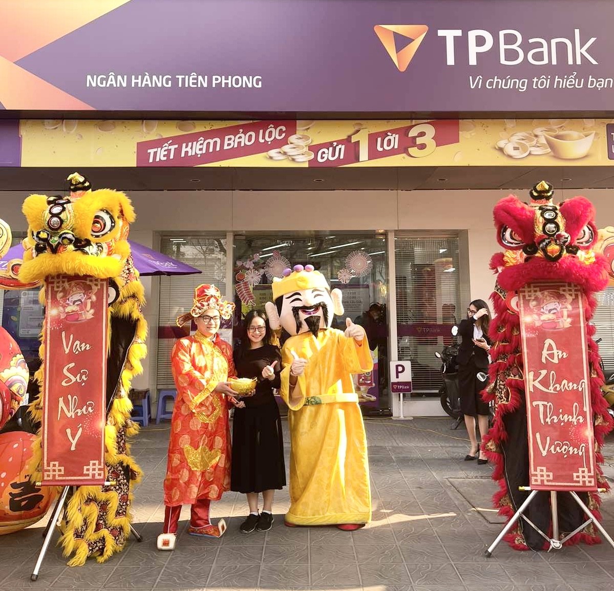 khong-khi-ron-rang-ngay-via-than-tai-tai-diem-giao-dich-cua-tpbank2-1675149020.JPG