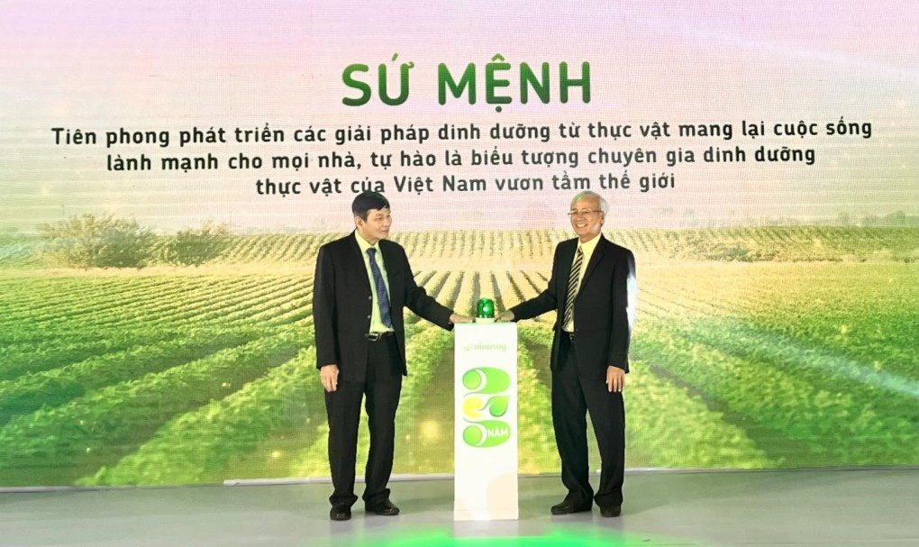 ceo-ngo-van-tu-vi-cuu-tinh-dua-vinasoy-tu-vuc-tham-tro-ve-hao-quang-2-1678612253.png