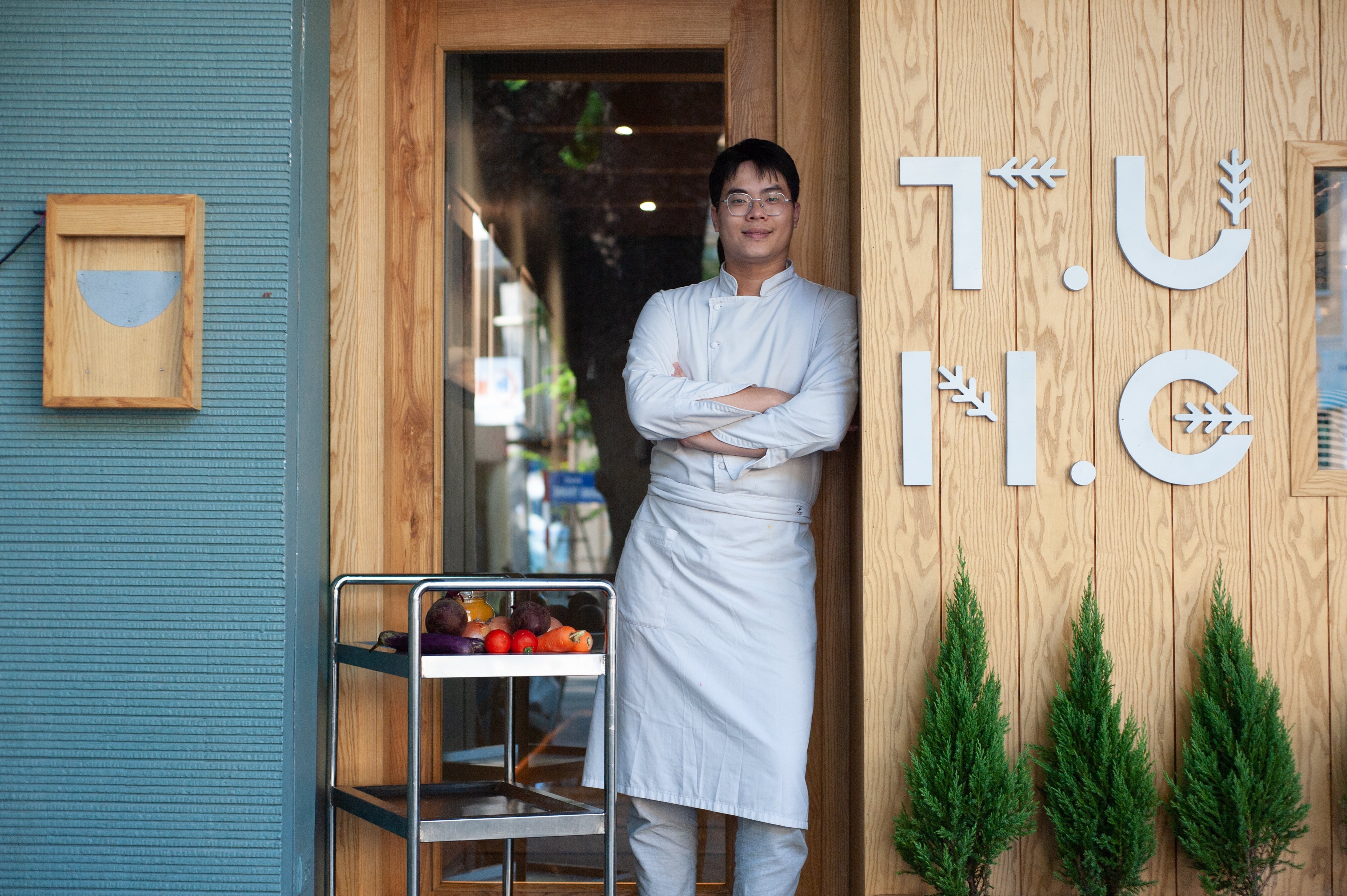 ceo-dau-bep-hoang-tung-guong-mat-lot-top-forbes-vietnam-under-30-nam-2022-da-dua-menu-tasting-vao-top-100-chau-a-nhu-the-nao-1680627368.jpeg