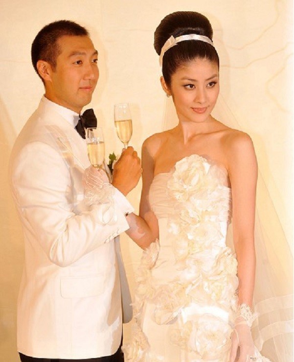 profile-tieu-thu-tap-doan-da-quy-lon-nhat-hong-kong-co-chong-doanh-nhan-cha-giau-co-bac-nhat-va-nguoi-chu-bang-dang-dang-gom-2-1680587040.jpeg