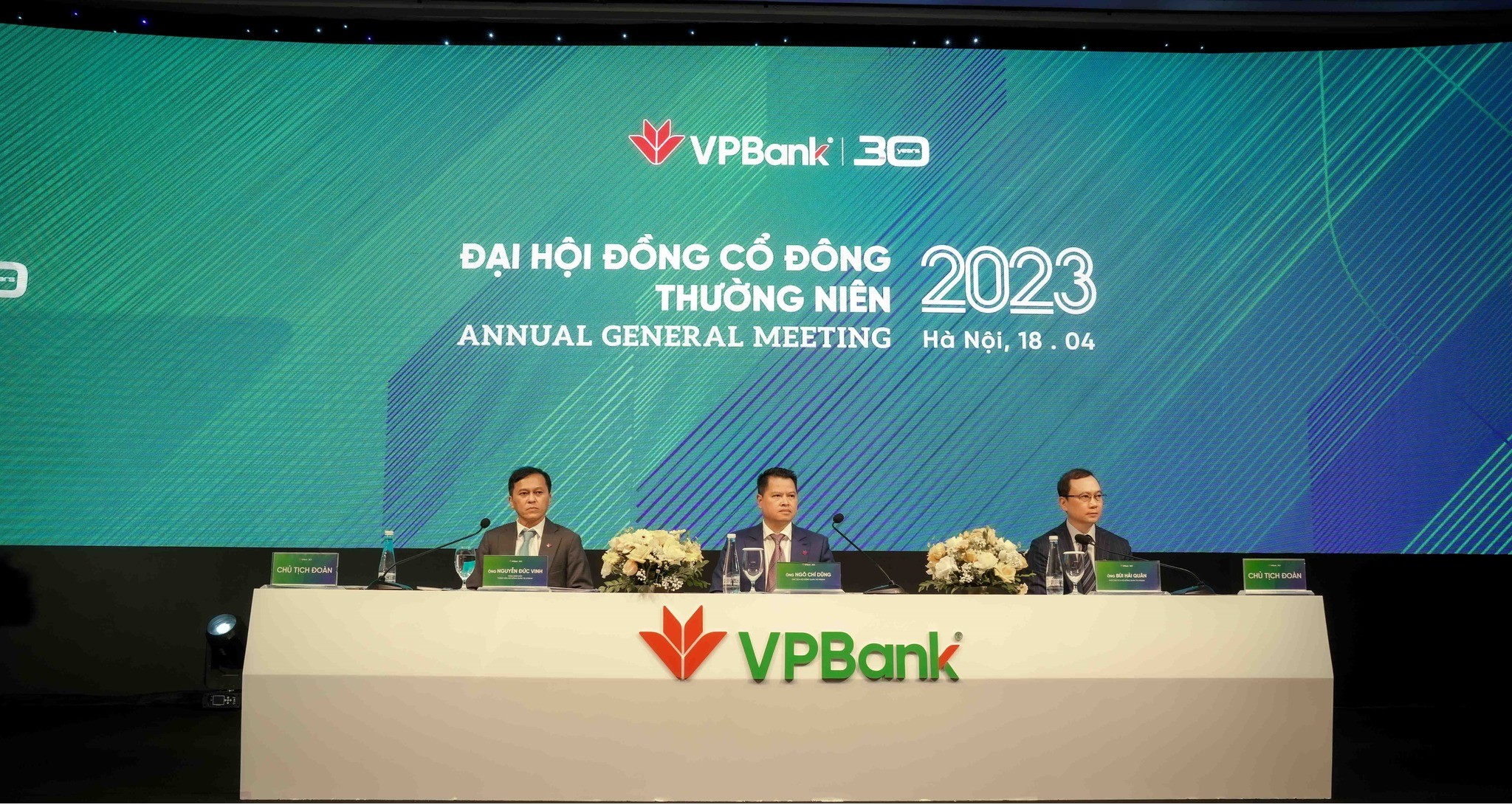 recap-dhdcd-vpbank-da-nhan-tien-coc-gan-4000-ty-dong-cho-thuong-vu-ban-co-phan-he-lo-thong-tin-tham-gia-tai-co-cau-tctd-yeu-kem-1681811896.jpg