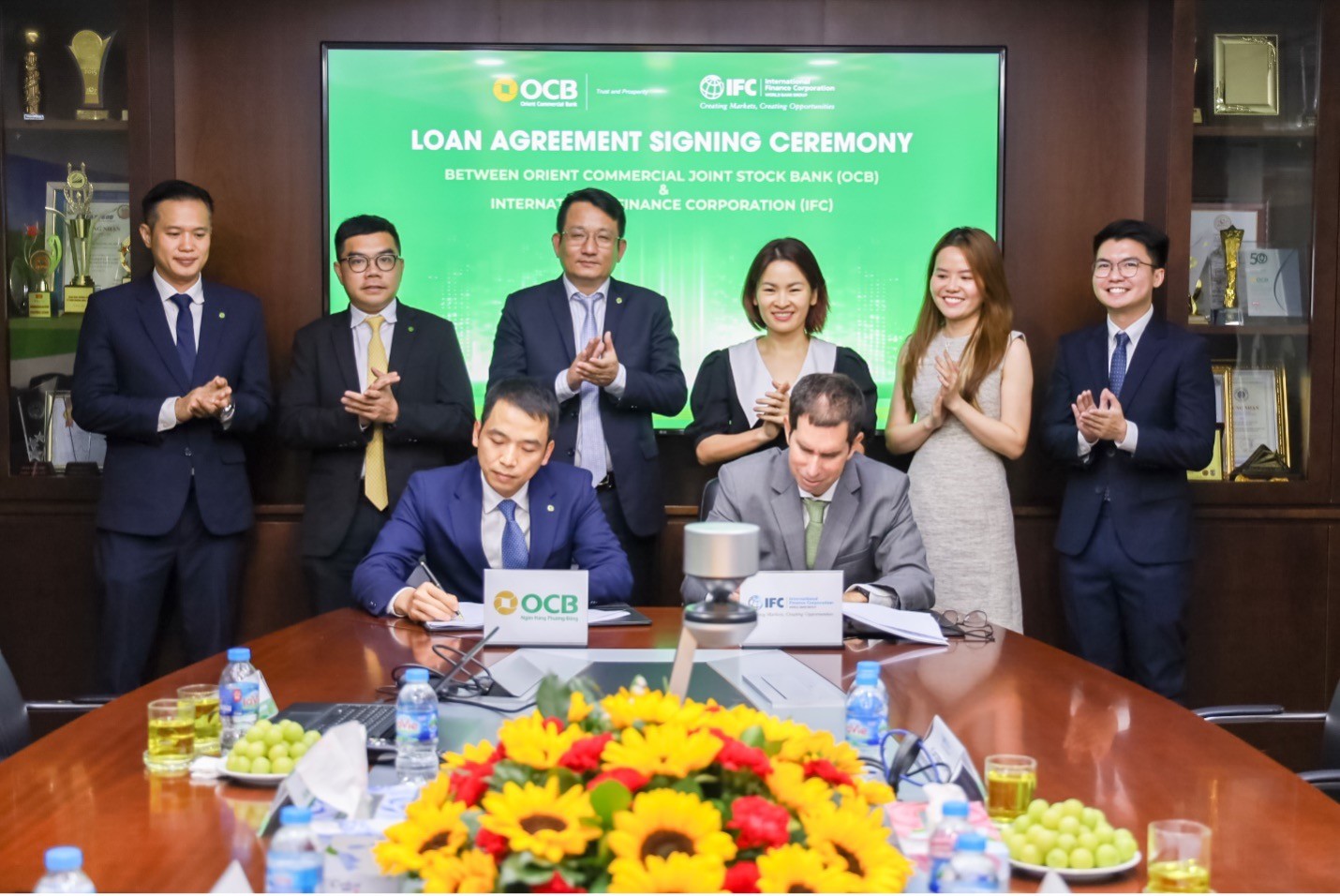 dai-dien-lanh-dao-ocb-va-ifc-tien-hanh-ky-ket-hop-dong-khoan-vay-1684726891.jpg