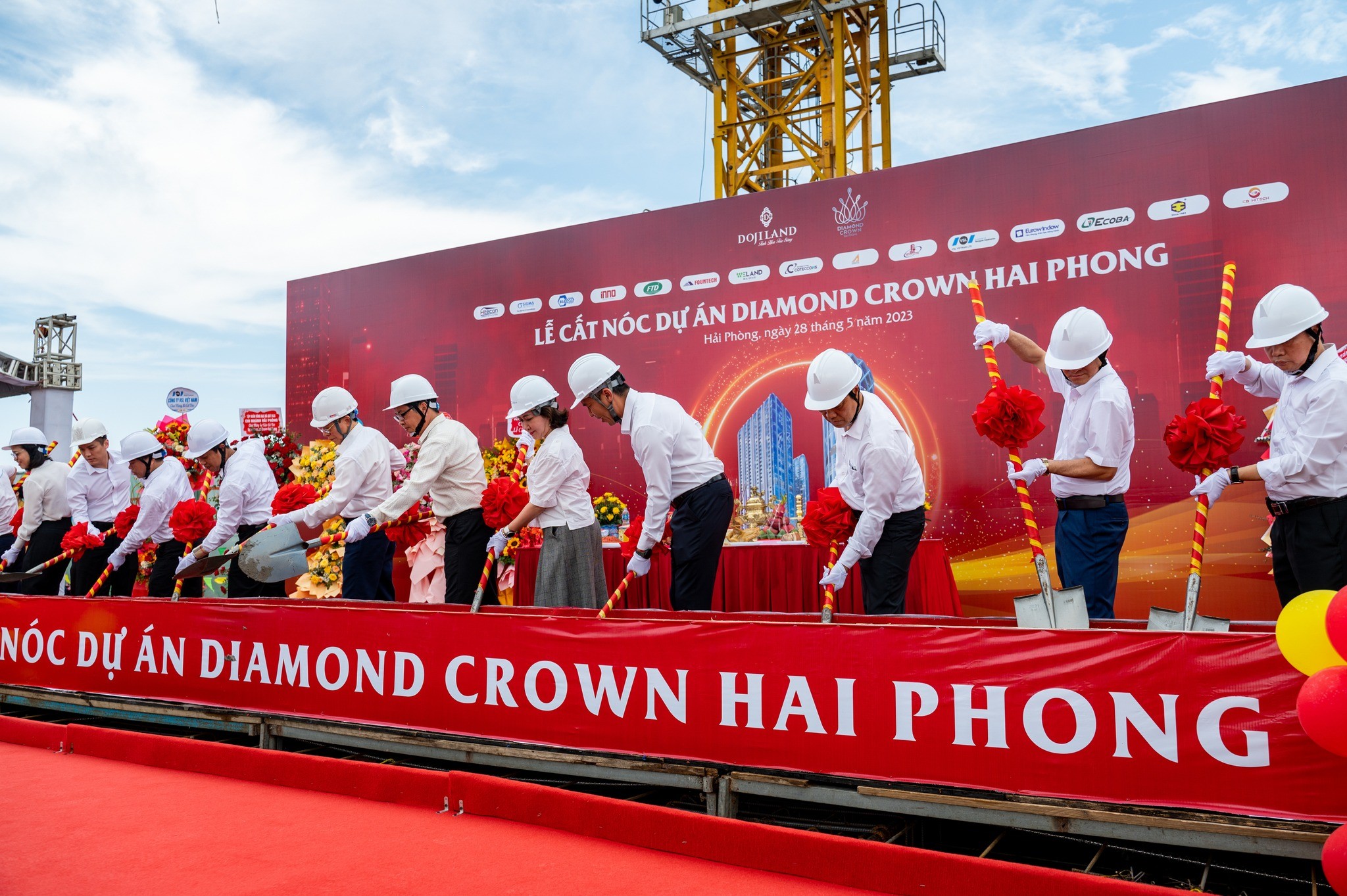 bieu-tuong-kien-truc-cua-thanh-pho-cang-hai-phong-chinh-thuc-cat-noc-1685411673.jpg