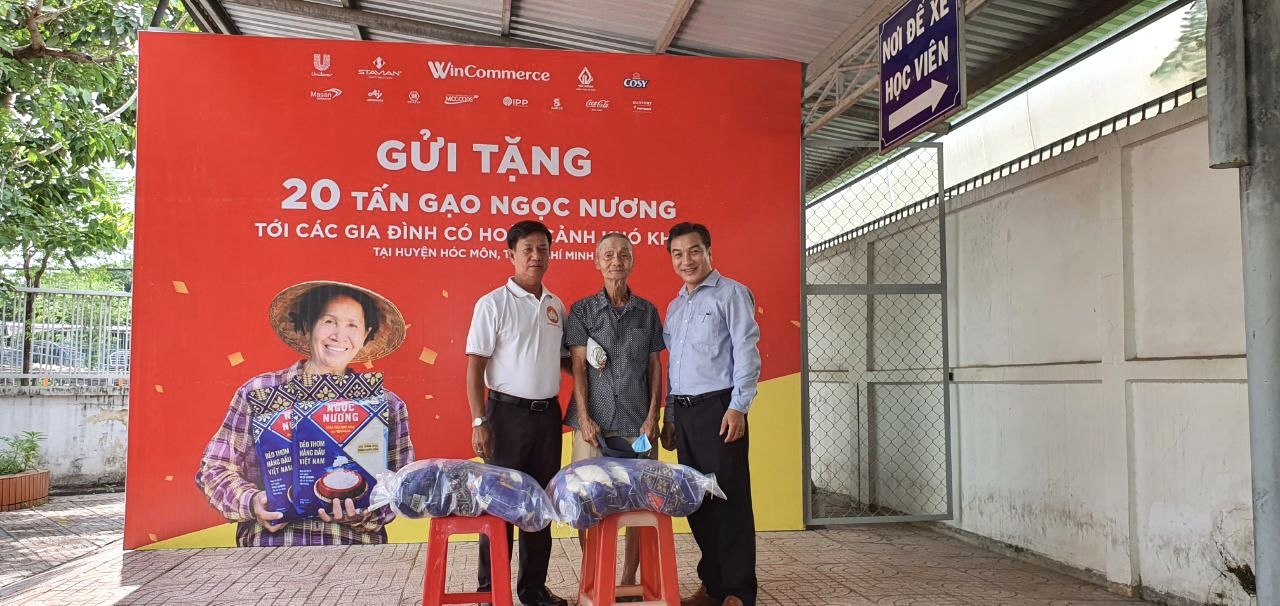 nhan-dip-khai-truong-chuoi-cua-hang-winmart-mo-hinh-moi-tai-tinh-thanh-vung-ven-wincommerce-gui-tang-gao-toi-cac-ho-gia-dinh-co-hoan-canh-kho-khan-1691127062.jpg