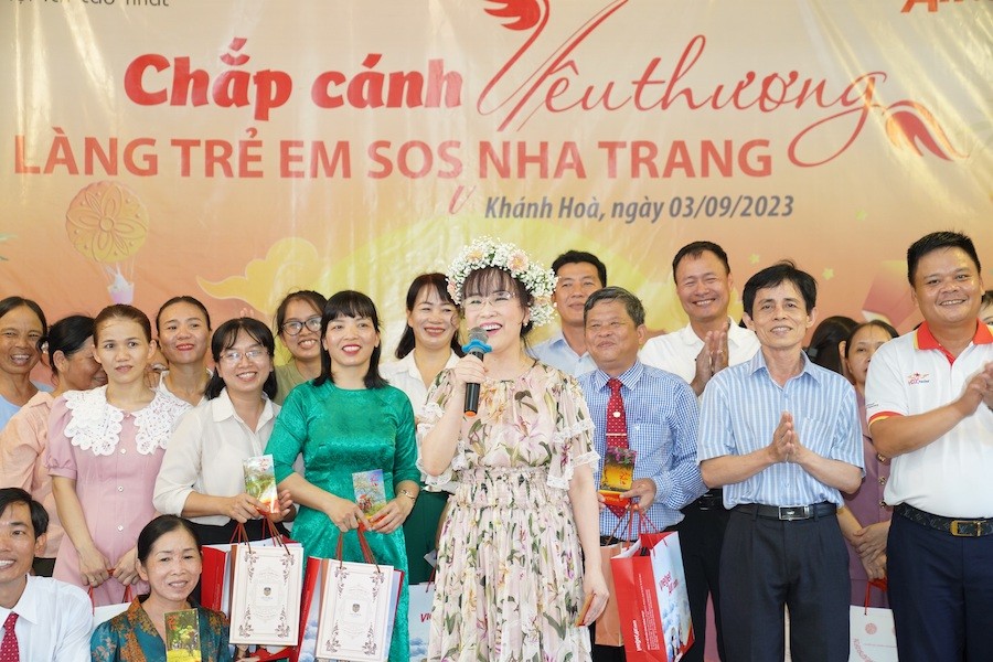 nu-ty-phu-nguyen-thi-phuong-thao-bat-ngo-tham-cac-em-nho-tai-lang-sos-2-1693821390.JPG