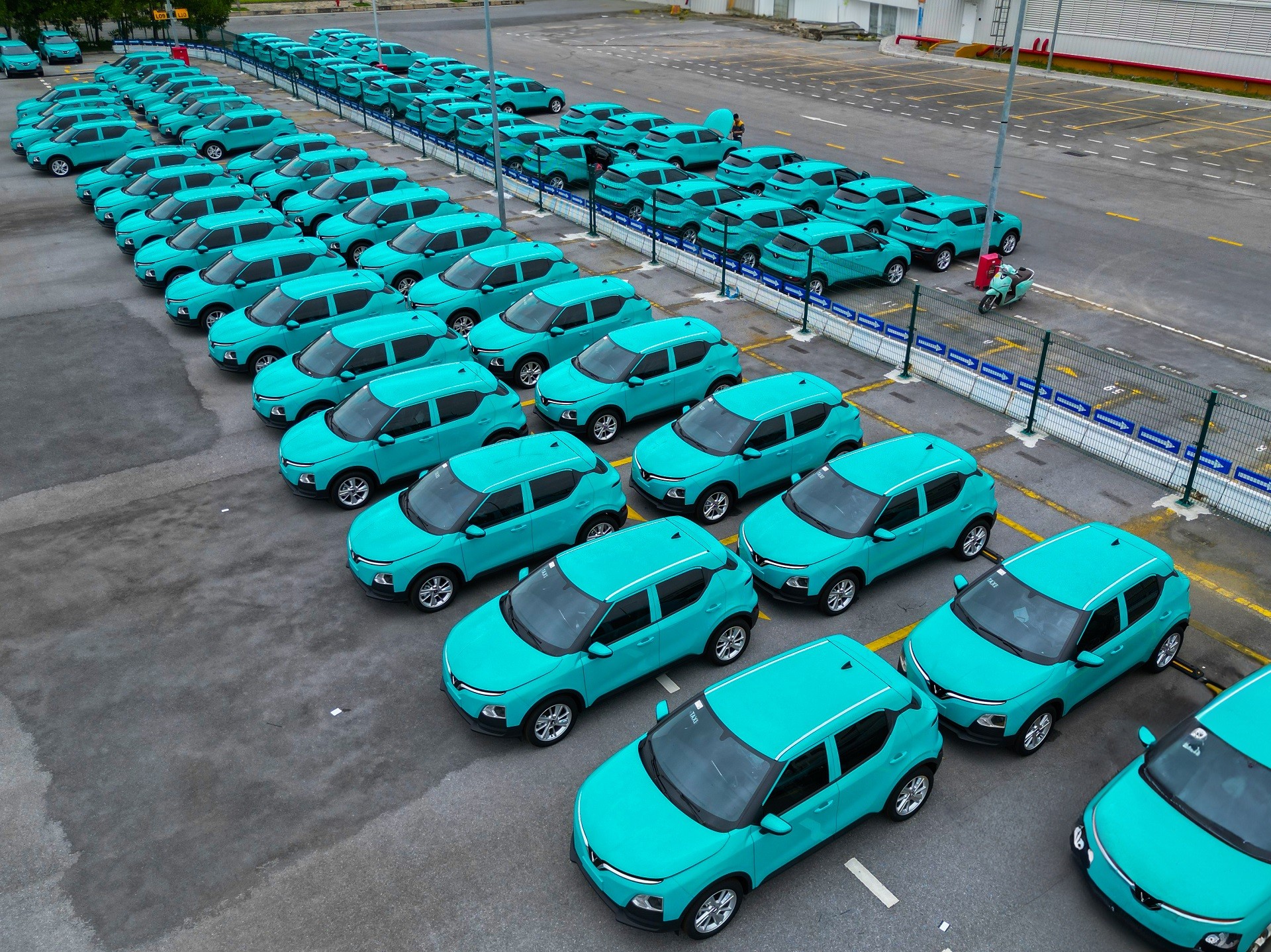 he-lo-thi-truong-quoc-te-dau-tien-cua-gsm-hang-taxi-dien-cua-ty-phu-pham-nhat-vuong-1-1697214522.jpg