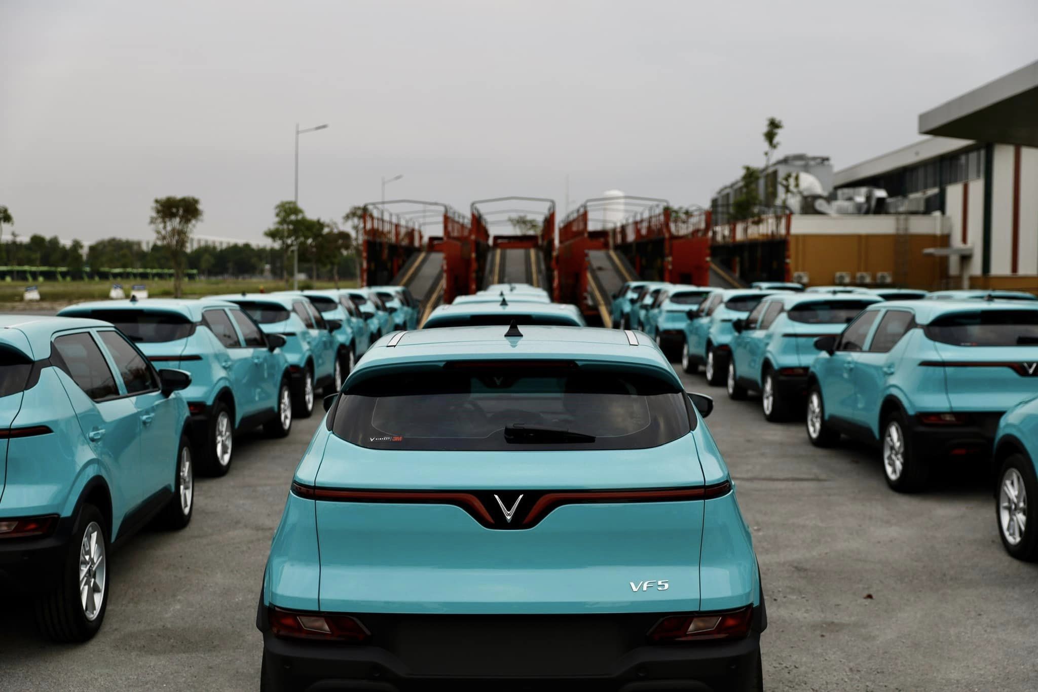 he-lo-thi-truong-quoc-te-dau-tien-cua-gsm-hang-taxi-dien-cua-ty-phu-pham-nhat-vuong-2-1697214514.jpg