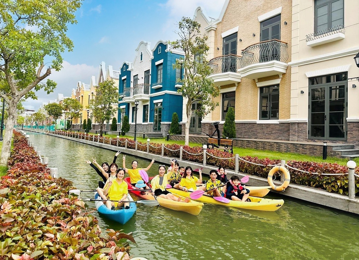 01du-khach-tham-quan-va-trai-nghiem-tai-novaworld-ho-tram-dip-le-0209-vua-qua-1698642799.png