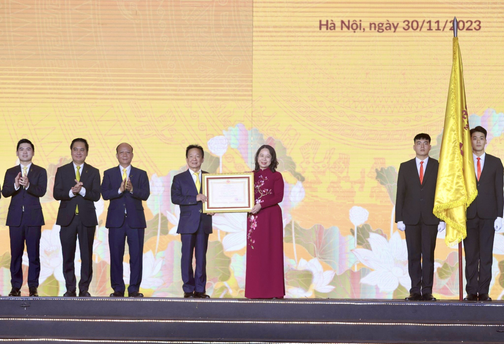 tt-group-don-nhan-huan-chuong-lao-dong-hang-nhat-lan-thu-3-va-ky-niem-30-nam-thanh-lap-tap-doan-1701404909.jpg
