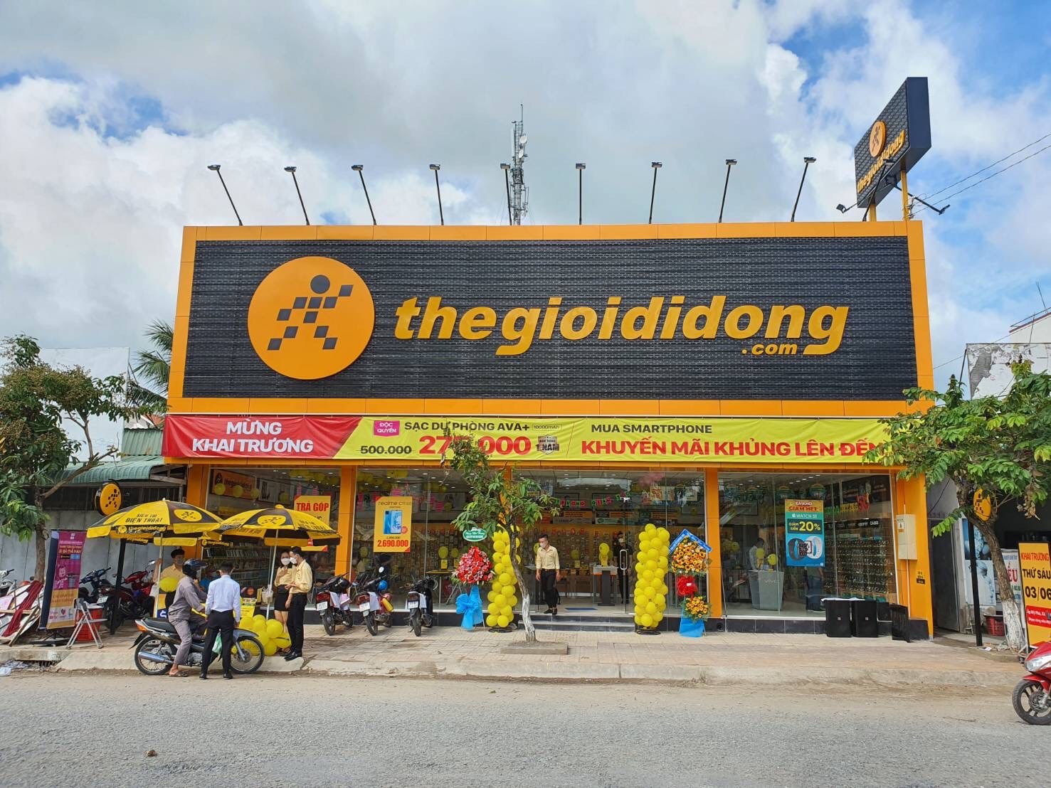dong-thai-moi-cua-the-gioi-di-dong-sau-khi-len-ke-hoach-dong-cua-khoang-200-cua-hang-1-1701707442.jpg