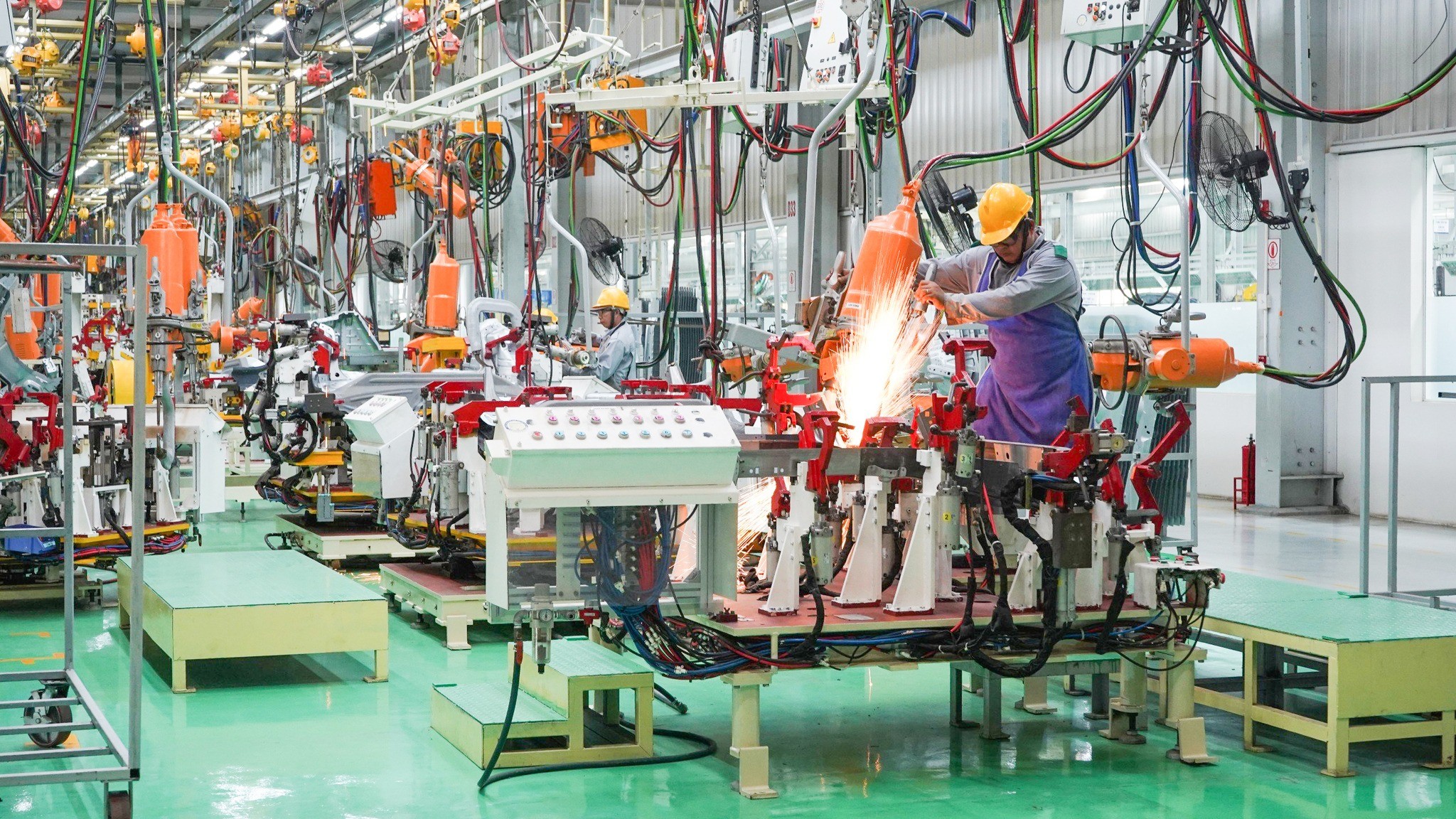 factory-inside-ben-trong-nhung-nha-may-san-xuat-o-to-thaco-auto-cua-ty-phu-tran-ba-duong-5-1709521720.jpeg