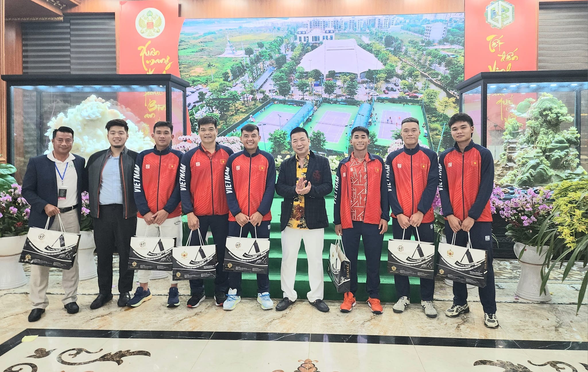 dai-gia-man-ngoc-anh-chu-tich-tap-doan-hanaka-voi-mot-he-sinh-thai-da-nganh-dan-trai-khap-tinh-bac-ninh-la-ai-2-1709996248.jpeg