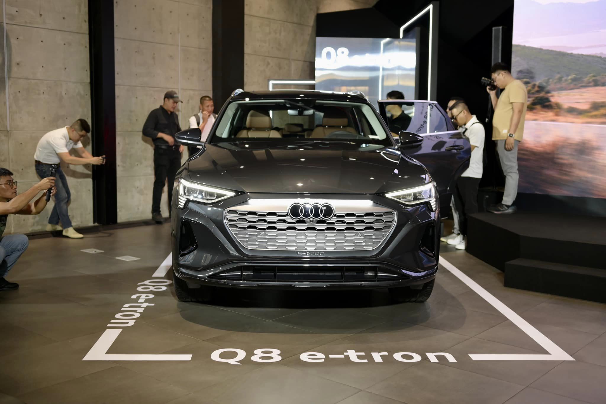 audi-q8-e-tron-hoan-toan-moi-chinh-thuc-ra-mat-thi-truong-viet-nam-gia-38-ty-dong-1718699096.jpeg