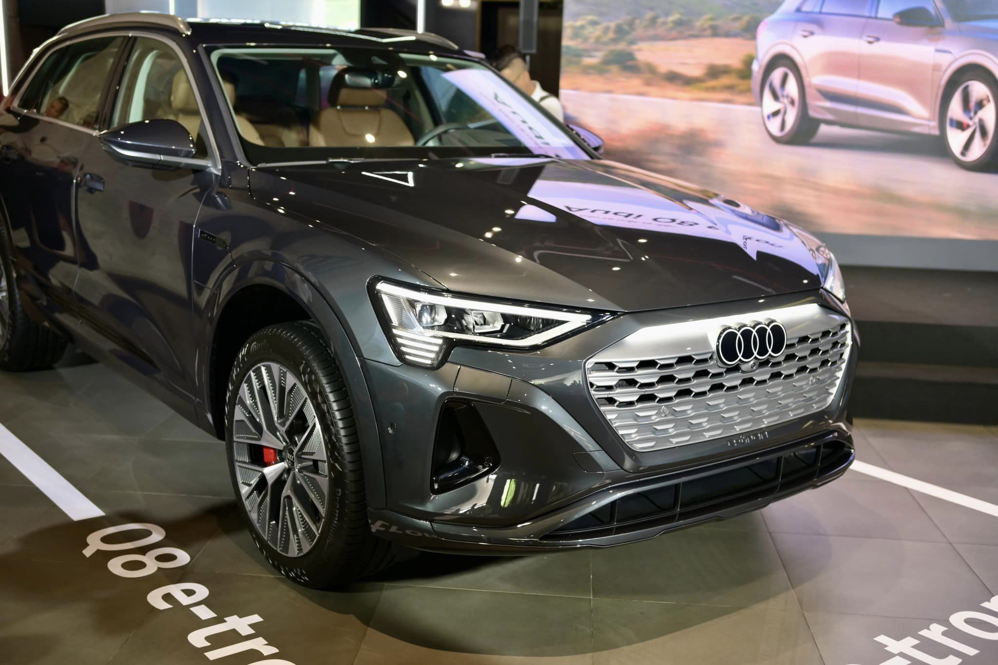 audi-q8-e-tron-hoan-toan-moi-chinh-thuc-ra-mat-thi-truong-viet-nam-gia-38-ty-dong-2-1718699096.jpeg